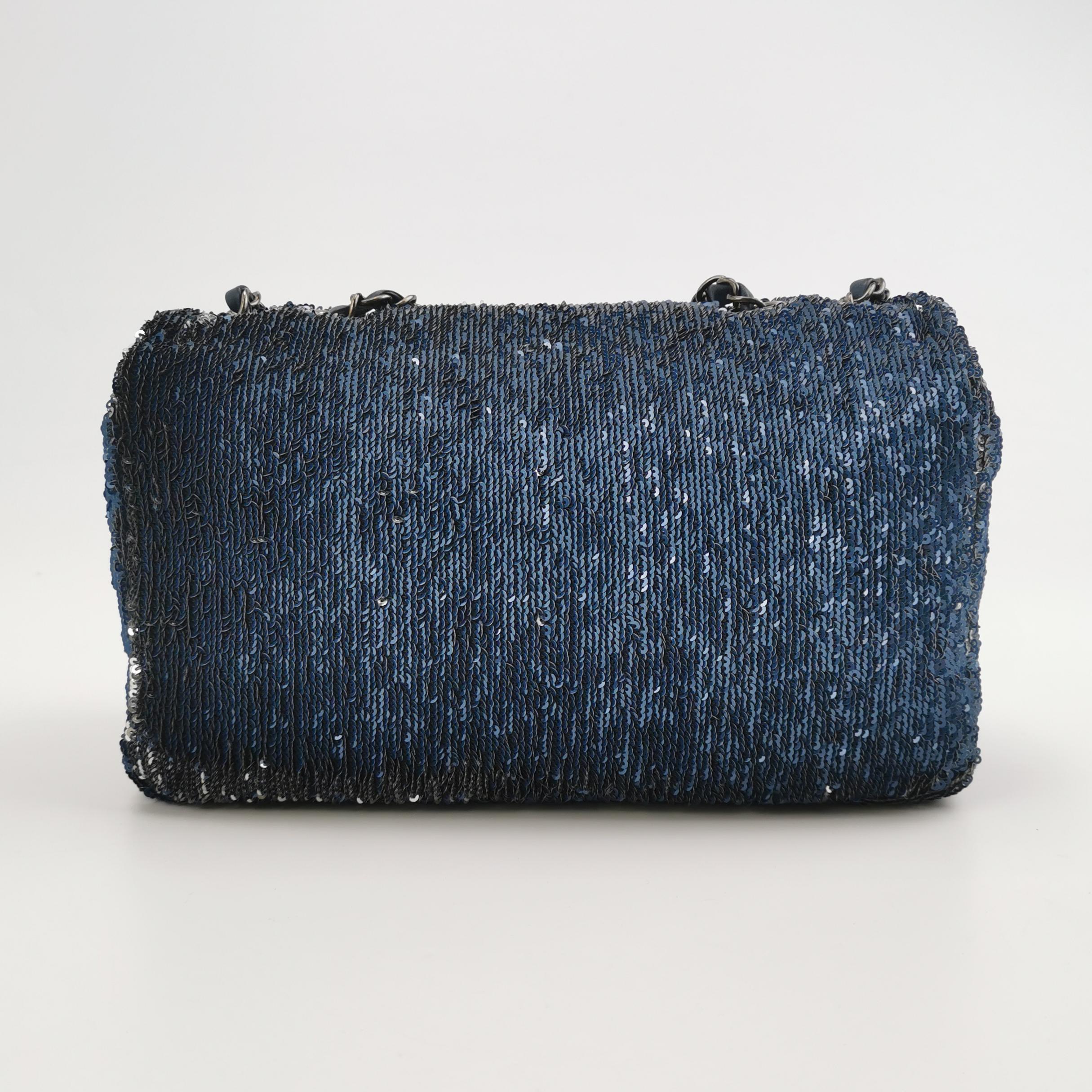 Donna Chanel Coco Cuba Flap Bag Medium Navy Paillettes in vendita