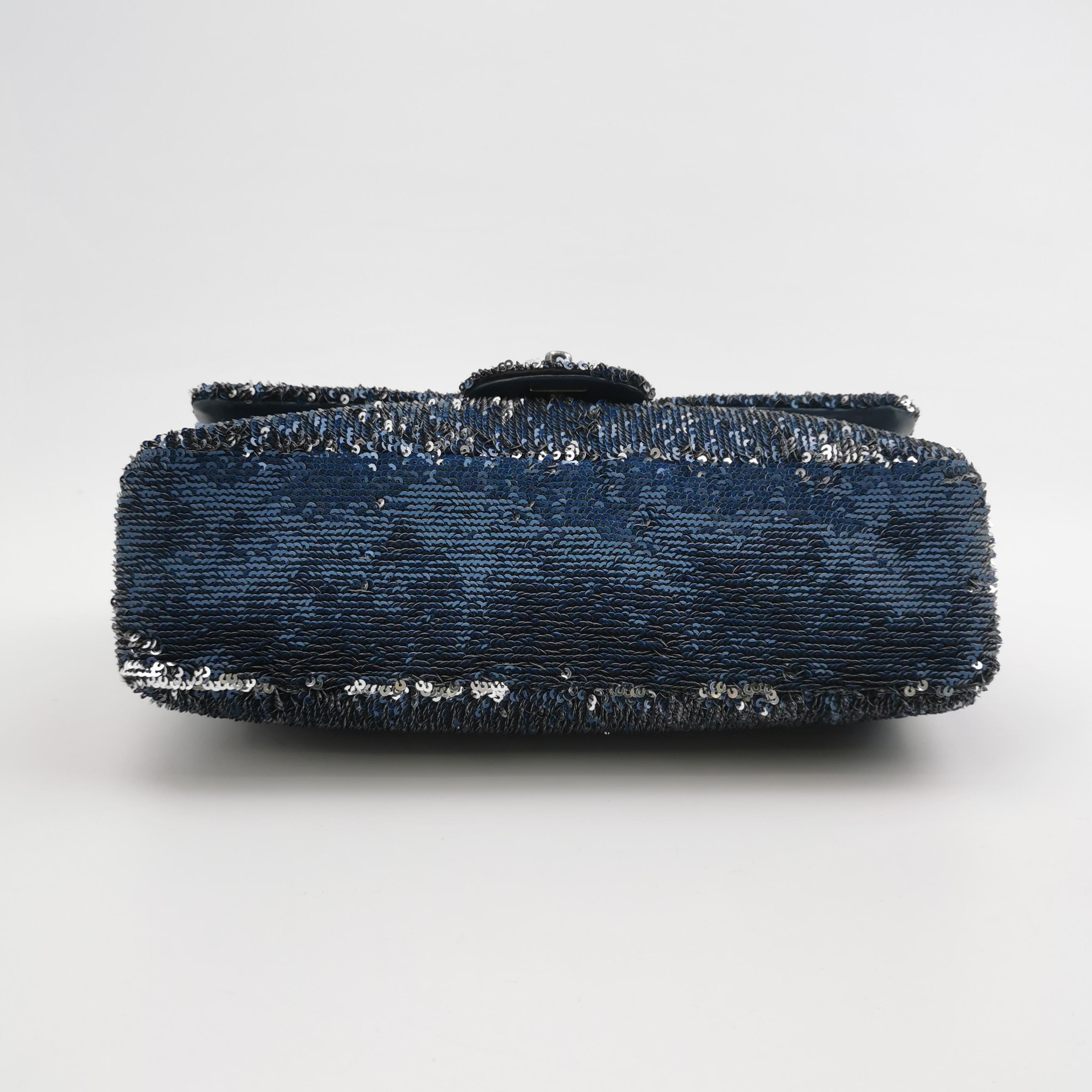 Chanel Coco Cuba Flap Bag Medium Navy Paillettes in vendita 1