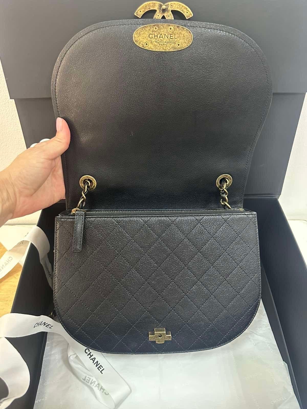  This Chanel Coco Curve has 1 top handle and 1 shoulder strap. 
 It has a flap closure with a CC pin-press fasten and 1 back exterior zipped pocket. 
 Inside it has 1 flat section at the back, 1 zipped flat section at the front, and a central