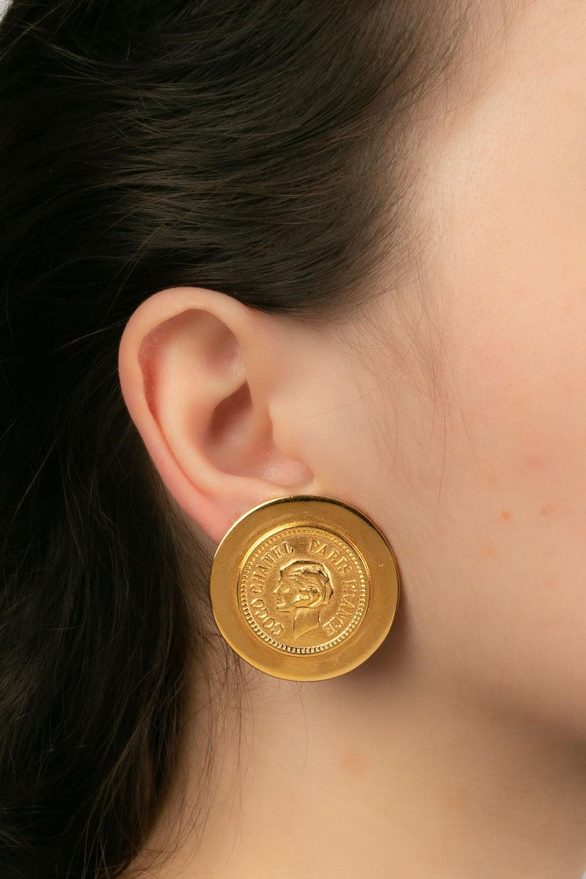 Chanel - (Made in France) Gilded metal clip earrings featuring the portrait of Gabrielle Chanel.

Additional information:
Dimensions: Ø 3.3 cm
Condition: Very good condition
Seller Ref number: BOB7