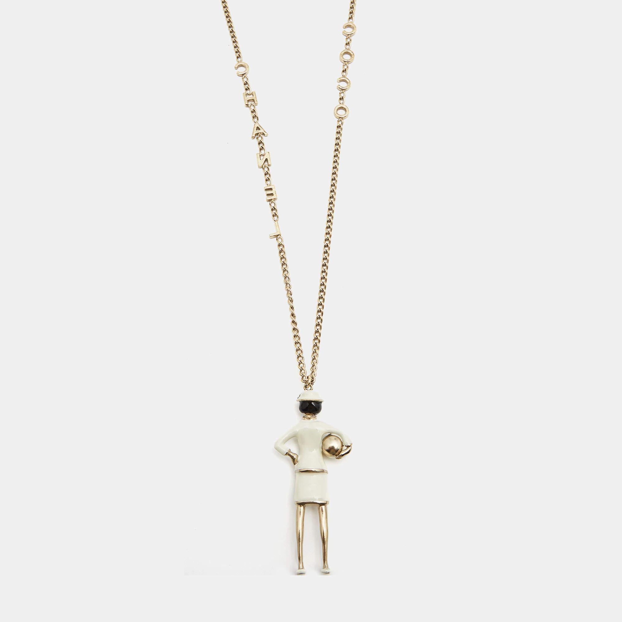 Bringing out the brand's charm in simple ways, Chanel presents this pretty pendant necklace that you can wear solo or layer with other chains. The necklace is crafted from gold-tone metal, and it has an eye-catching pendant.

Includes
Original
