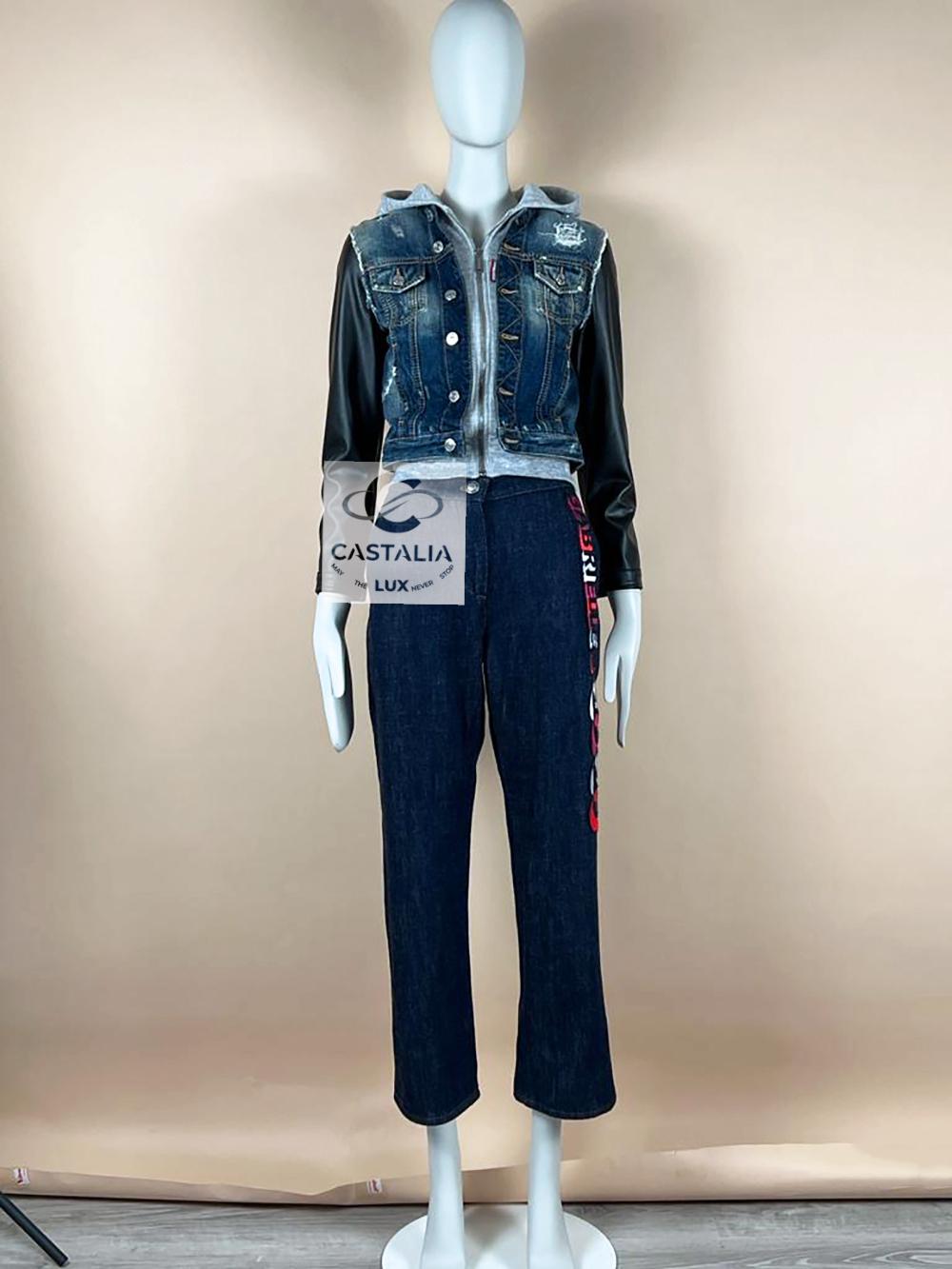 Bright Chanel hight-waist jeans with fancy giant COCO GABRIELLE embroidery at side 
- CC logo button, logo zipper and studs
- on-trend  high waist & wide leg silhouette 
Size mark 36 FR ~ waist measured flat 32-33cm ~ for a truly slim