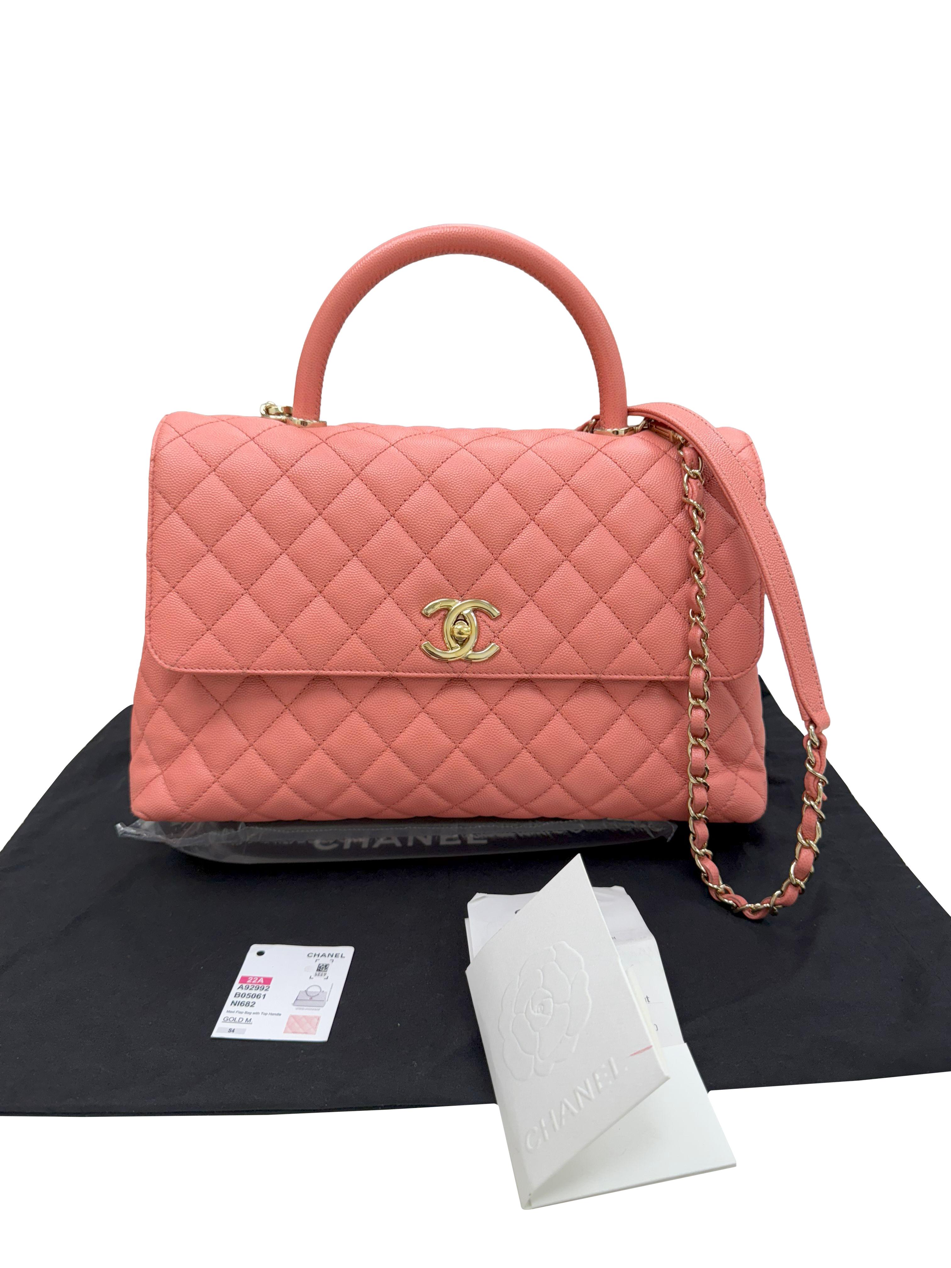 Questa è un'autentica borsa Chanel Coco Handle Flap in pelle di vitello martellata. Questa elegante borsa realizzata in pelle di vitello granulata di colore rosa. La borsa a tracolla presenta un manico superiore rosa, una tracolla a catena e una