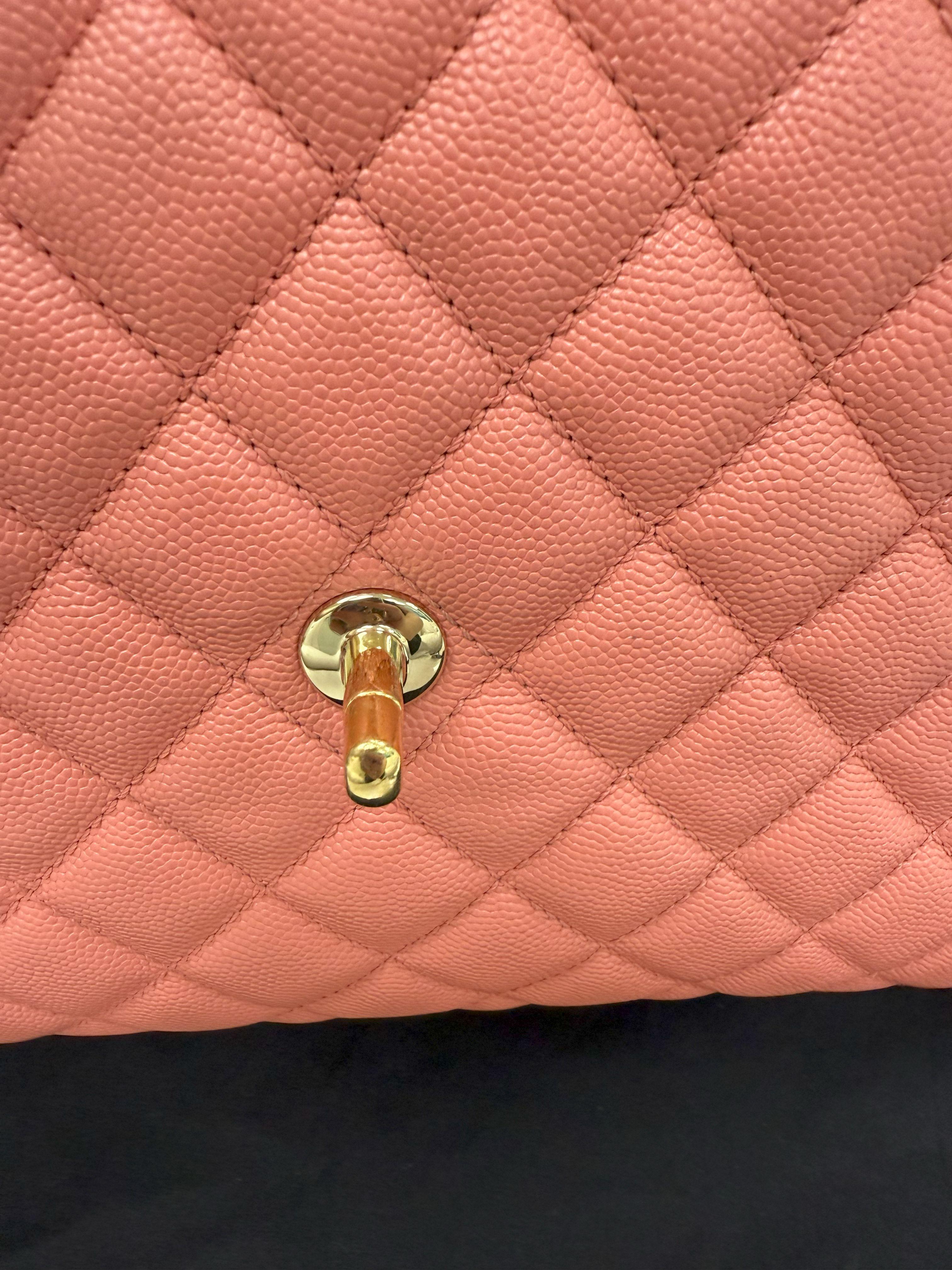 Chanel Coco Handle Flap Borsa in pelle di vitello martellata rosa in vendita 1