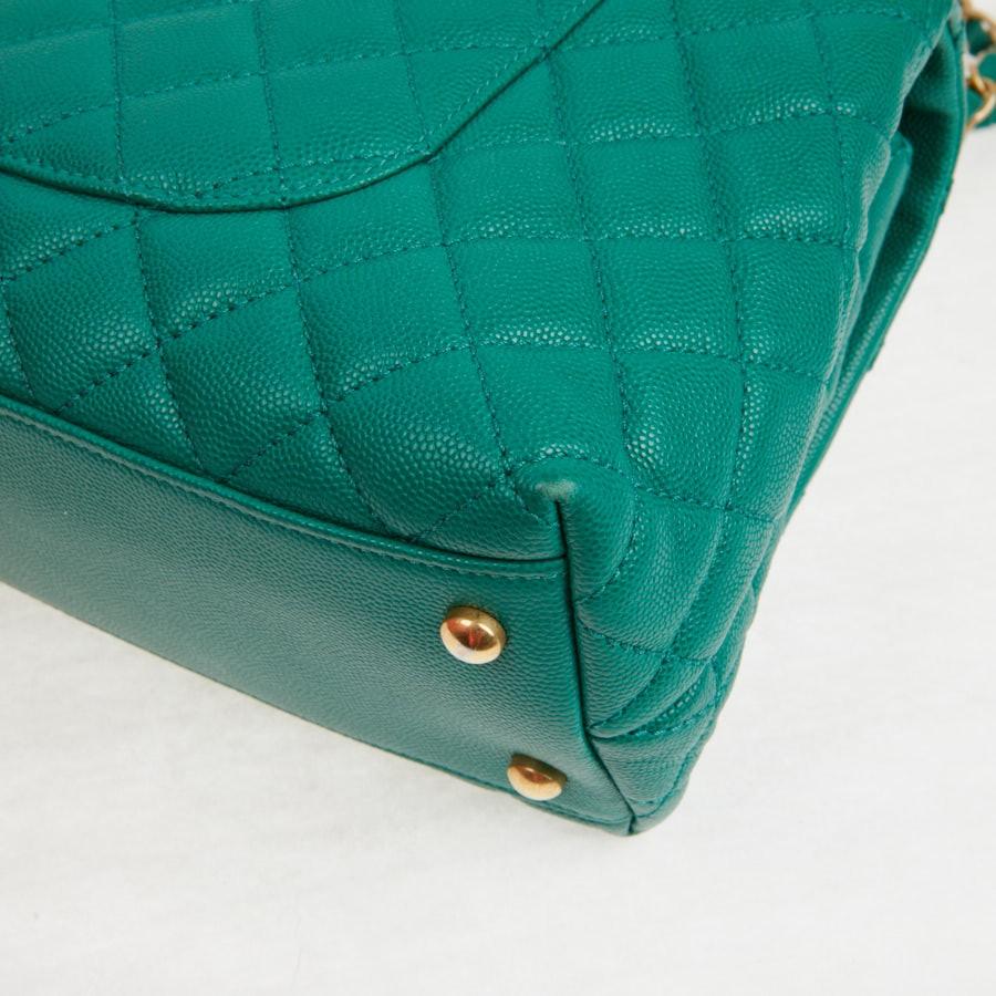 CHANEL Coco Handle Hand Bag in Green Emerald Caviar Leather In Excellent Condition In Paris, FR