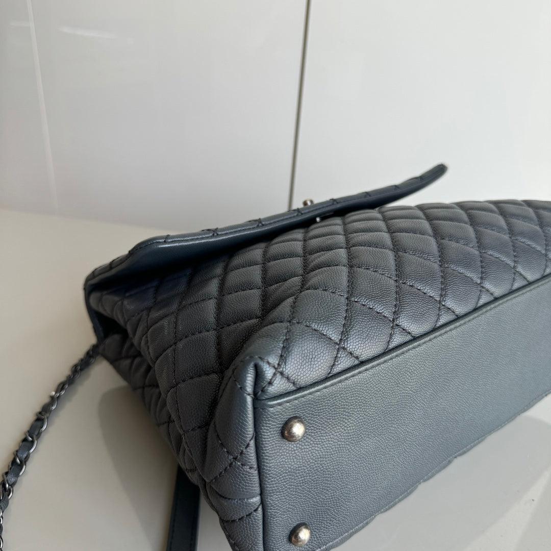Women's Chanel Coco Handle Maxi Grey Caviar Leather Silver Hardware 32cm, 2015-2016 For Sale