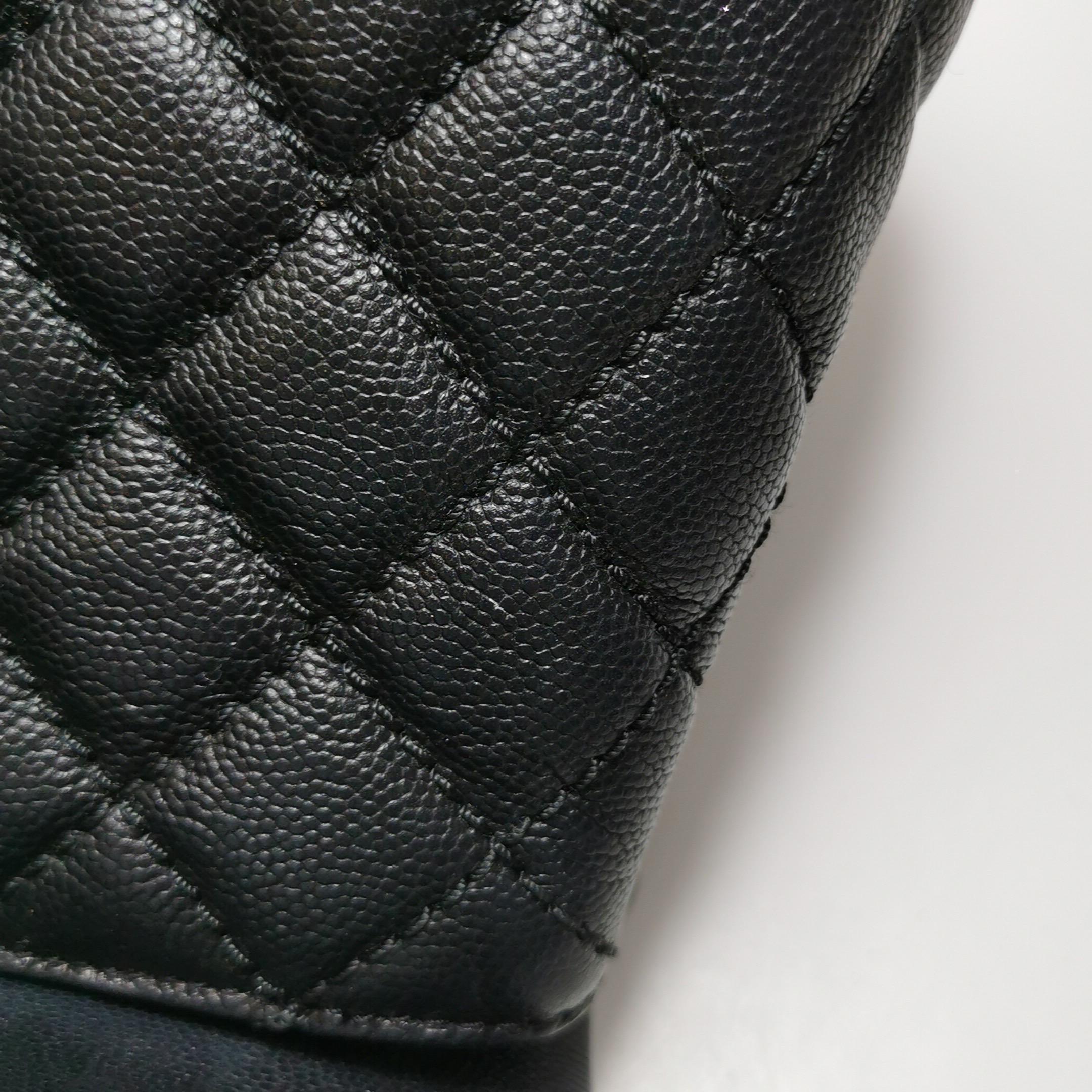 Coco Chanel Manico Medio in Pelle Caviale Nera Hardware Argento, 2016 in vendita 10