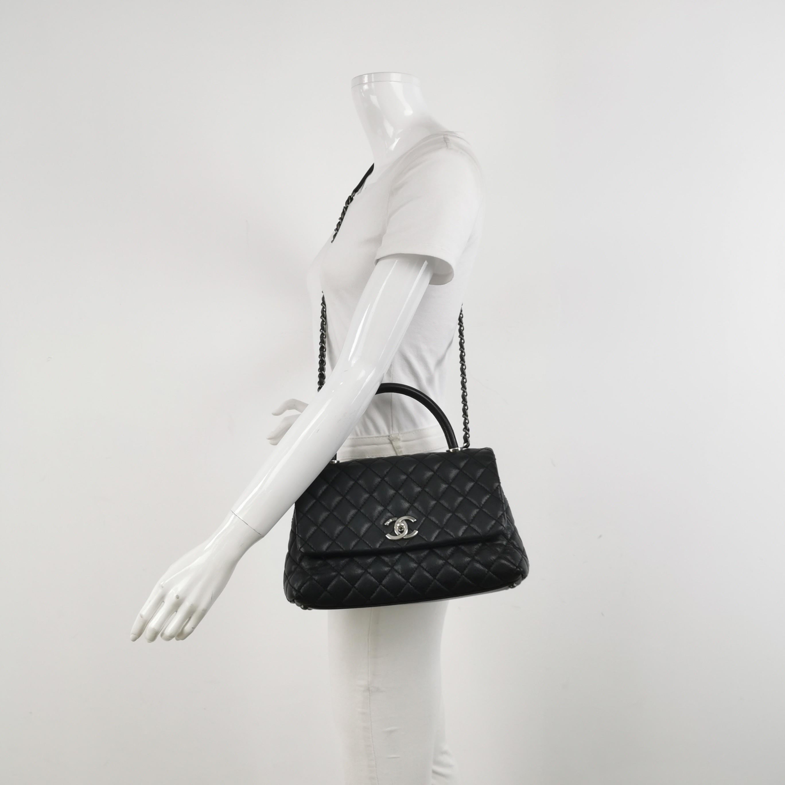 Coco Chanel Manico Medio in Pelle Caviale Nera Hardware Argento, 2016
 Queste sono foto professionali della borsa offerta da Luxbags.
 CONDIZIONE: ECCELLENTE
 Leggeri sfregamenti intorno agli angoli e graffi all'hardware
 DETTAGLI:
 
 2016
 Serie
