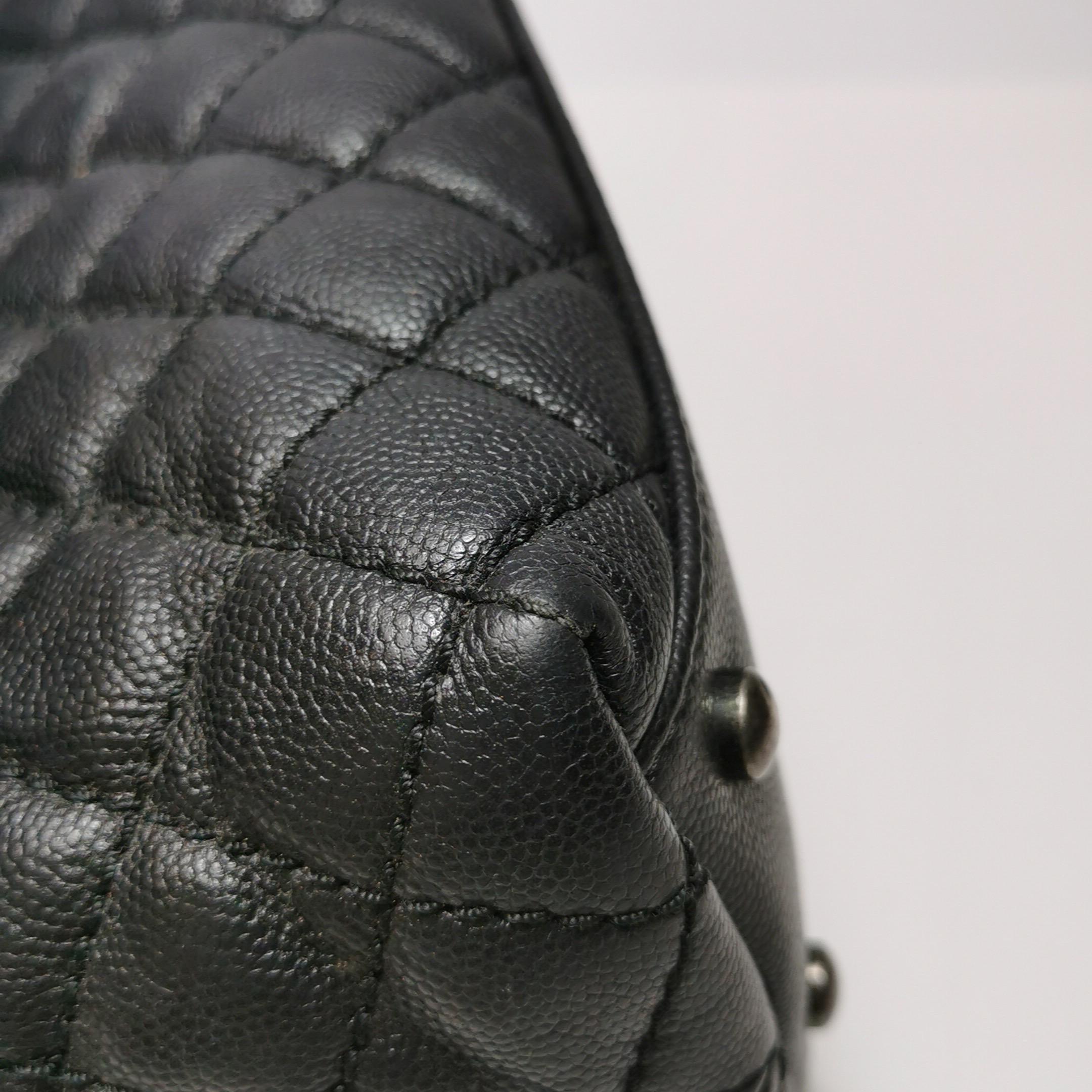 Coco Chanel Manico Medio in Pelle Caviale Nera Hardware Argento, 2016 in vendita 1