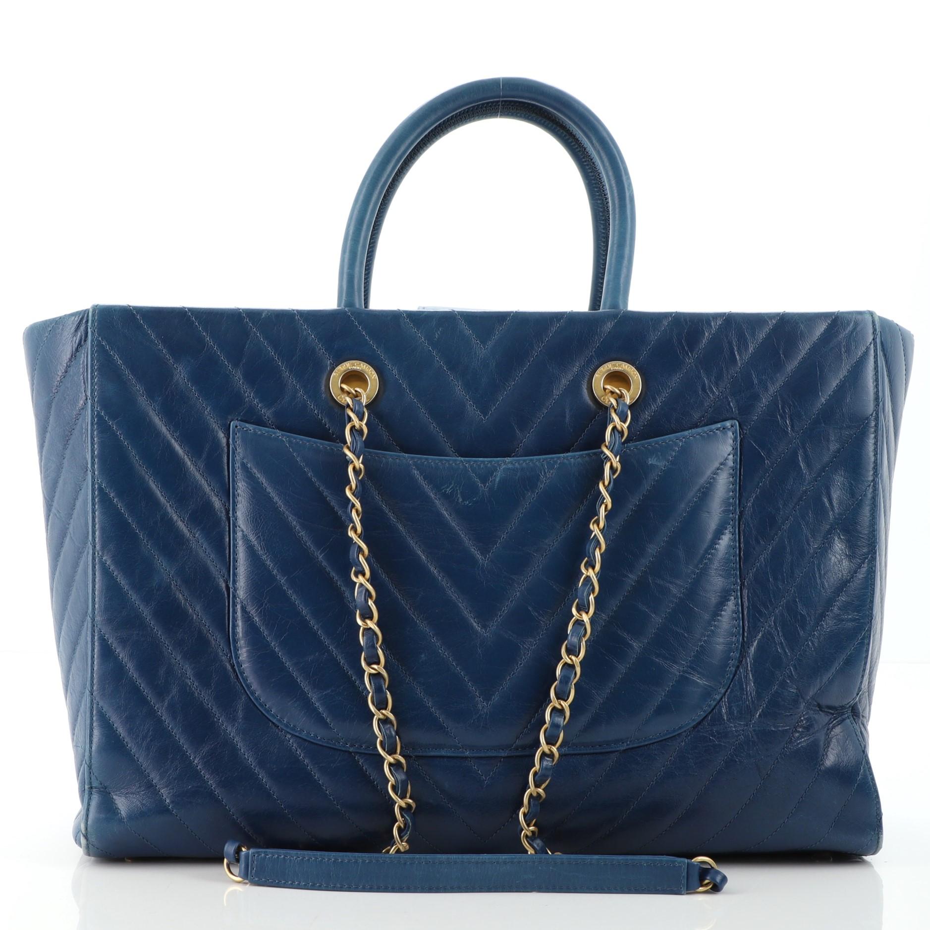Chanel Coco Handle Einkaufstasche Chevron aus gealtertem Kalbsleder groß im Zustand „Relativ gut“ in NY, NY