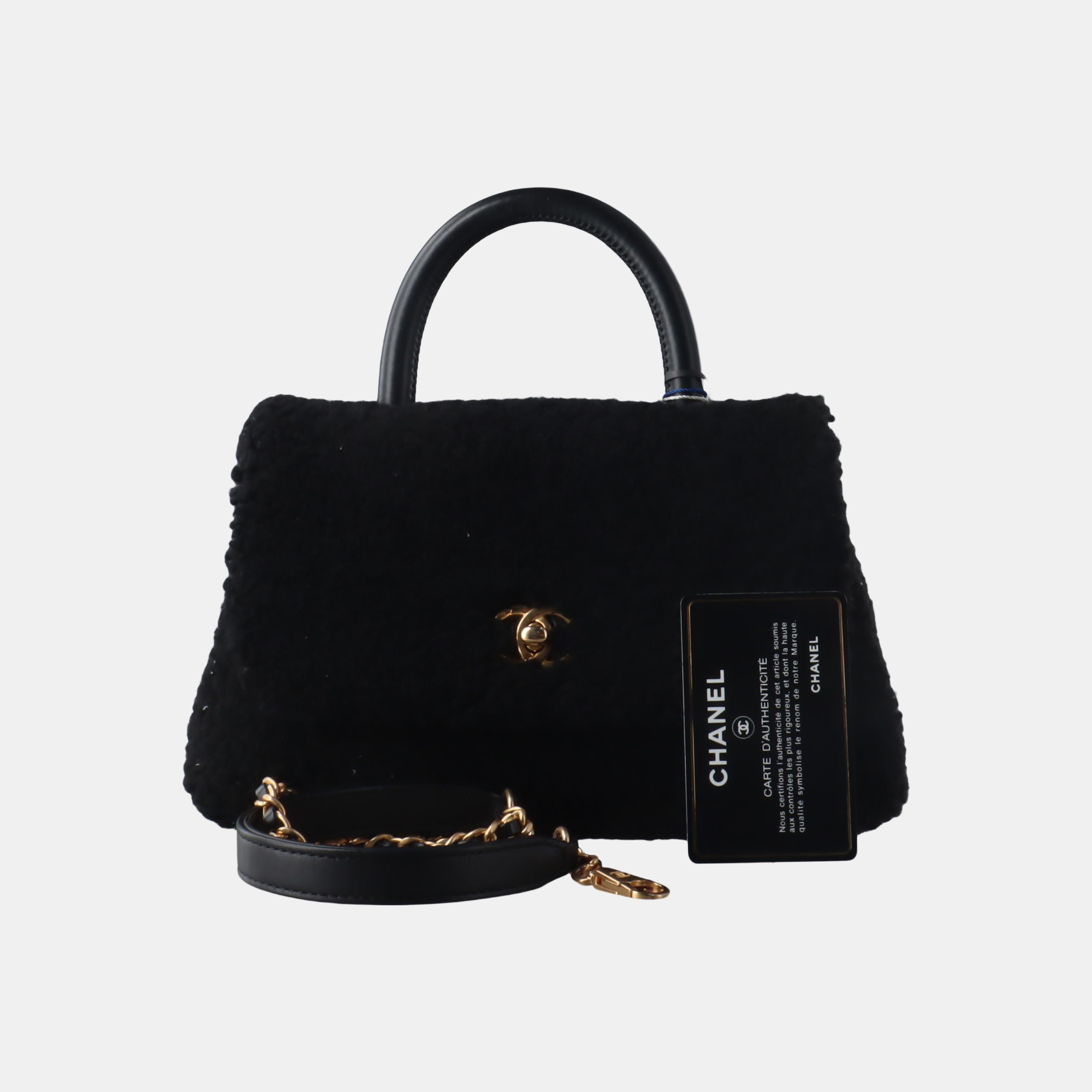 Chanel Coco Handle Small Black Shearling Gold Hardware, 2017 In Excellent Condition For Sale In AUBERVILLIERS, FR