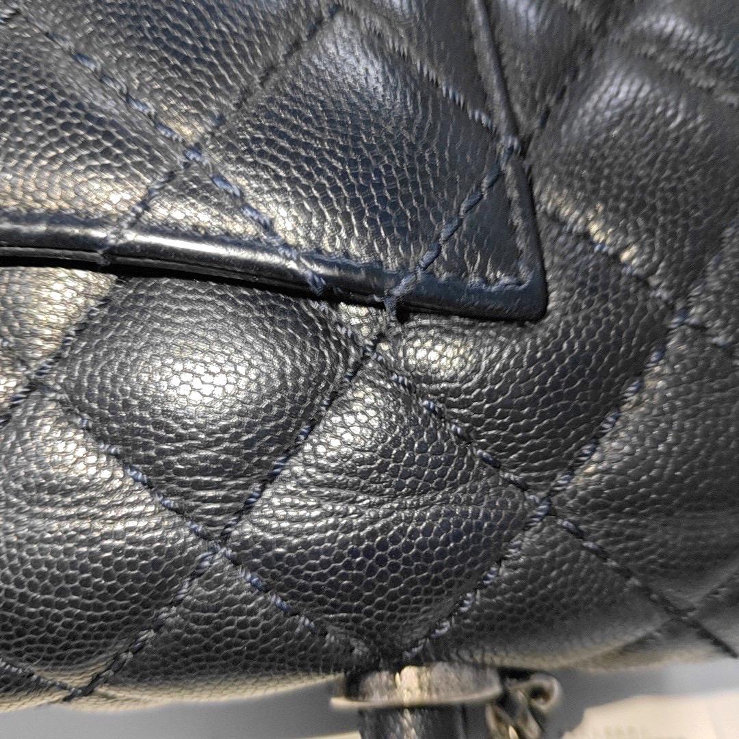 Asa Coco Chanel Pequeña Piel Caviar Azul Marino Herrajes Plateados en venta 6