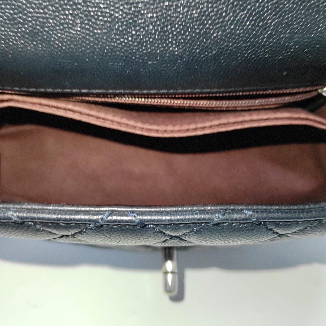 Asa Coco Chanel Pequeña Piel Caviar Azul Marino Herrajes Plateados en venta 7