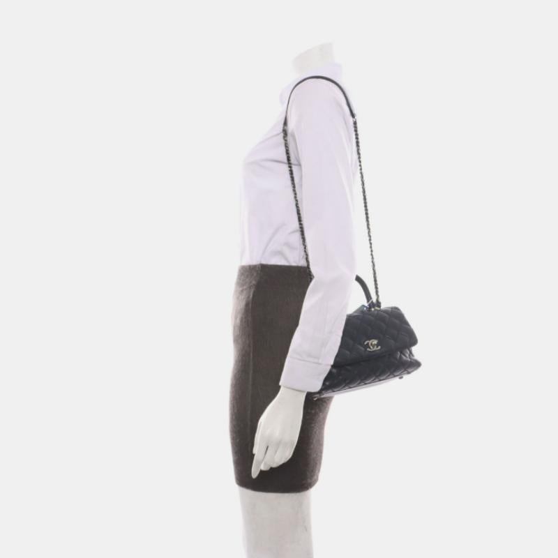 Asa Coco Chanel Pequeña Piel Caviar Azul Marino Herrajes Plateados
 Estas son fotos profesionales de la bolsa real.
 ESTADO: EXCELENTE
 Este asa de coco Chanel de segunda mano está en excelentes condiciones. Ligeros roces en las esquinas, la correa,
