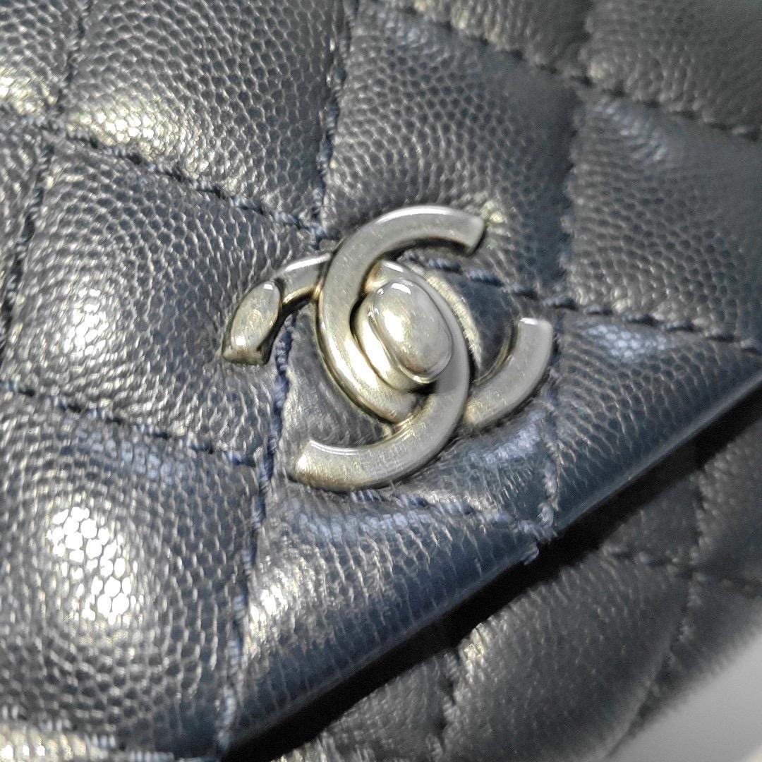 Asa Coco Chanel Pequeña Piel Caviar Azul Marino Herrajes Plateados en venta 1