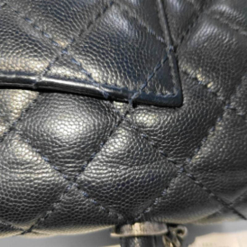 Asa Coco Chanel Pequeña Piel Caviar Azul Marino Herrajes Plateados en venta 2