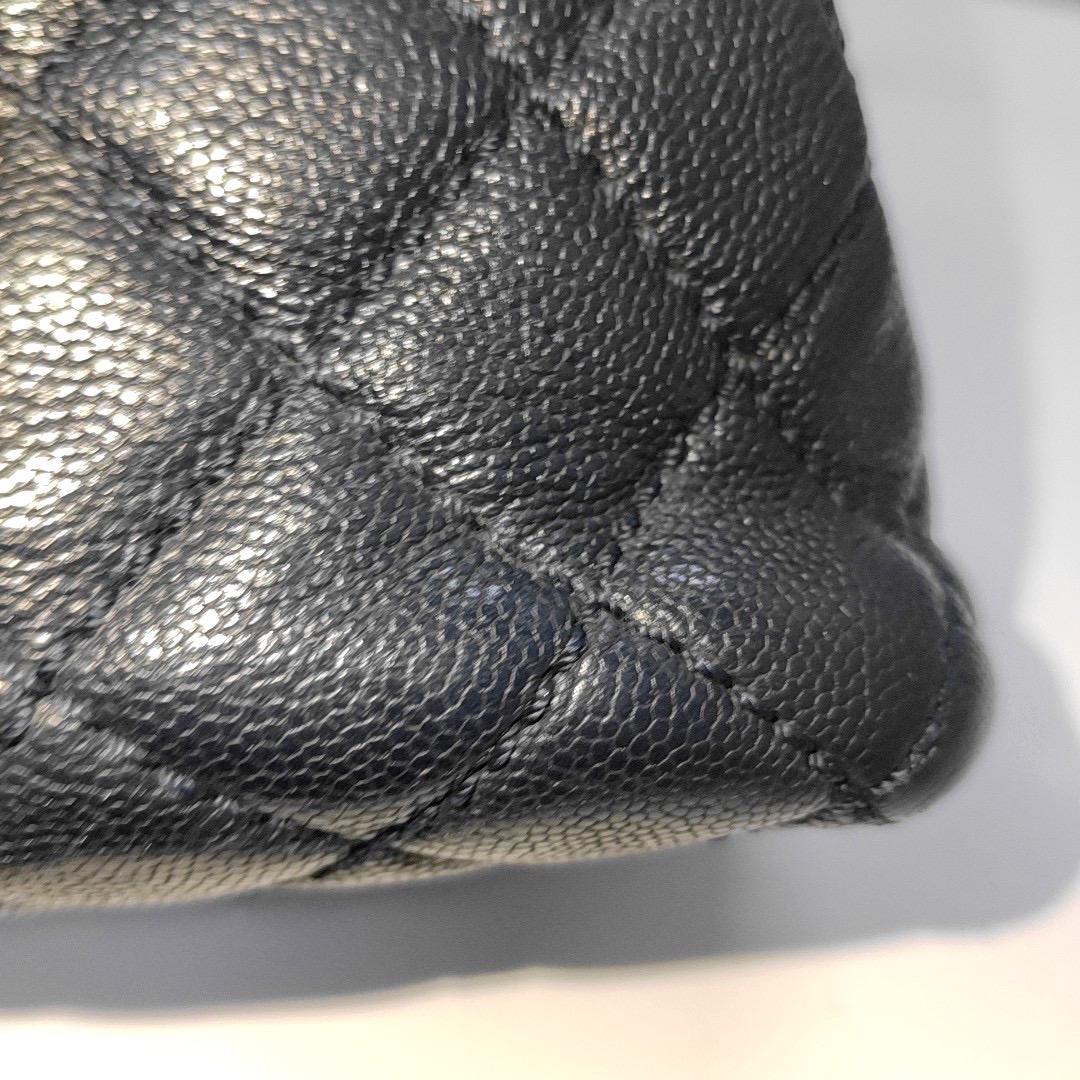 Asa Coco Chanel Pequeña Piel Caviar Azul Marino Herrajes Plateados en venta 2