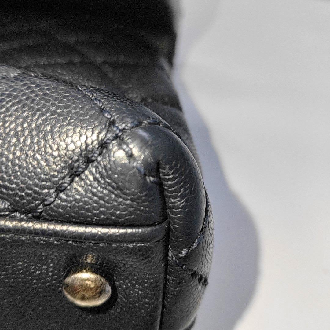 Asa Coco Chanel Pequeña Piel Caviar Azul Marino Herrajes Plateados en venta 3