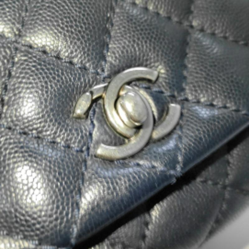 Asa Coco Chanel Pequeña Piel Caviar Azul Marino Herrajes Plateados en venta 4