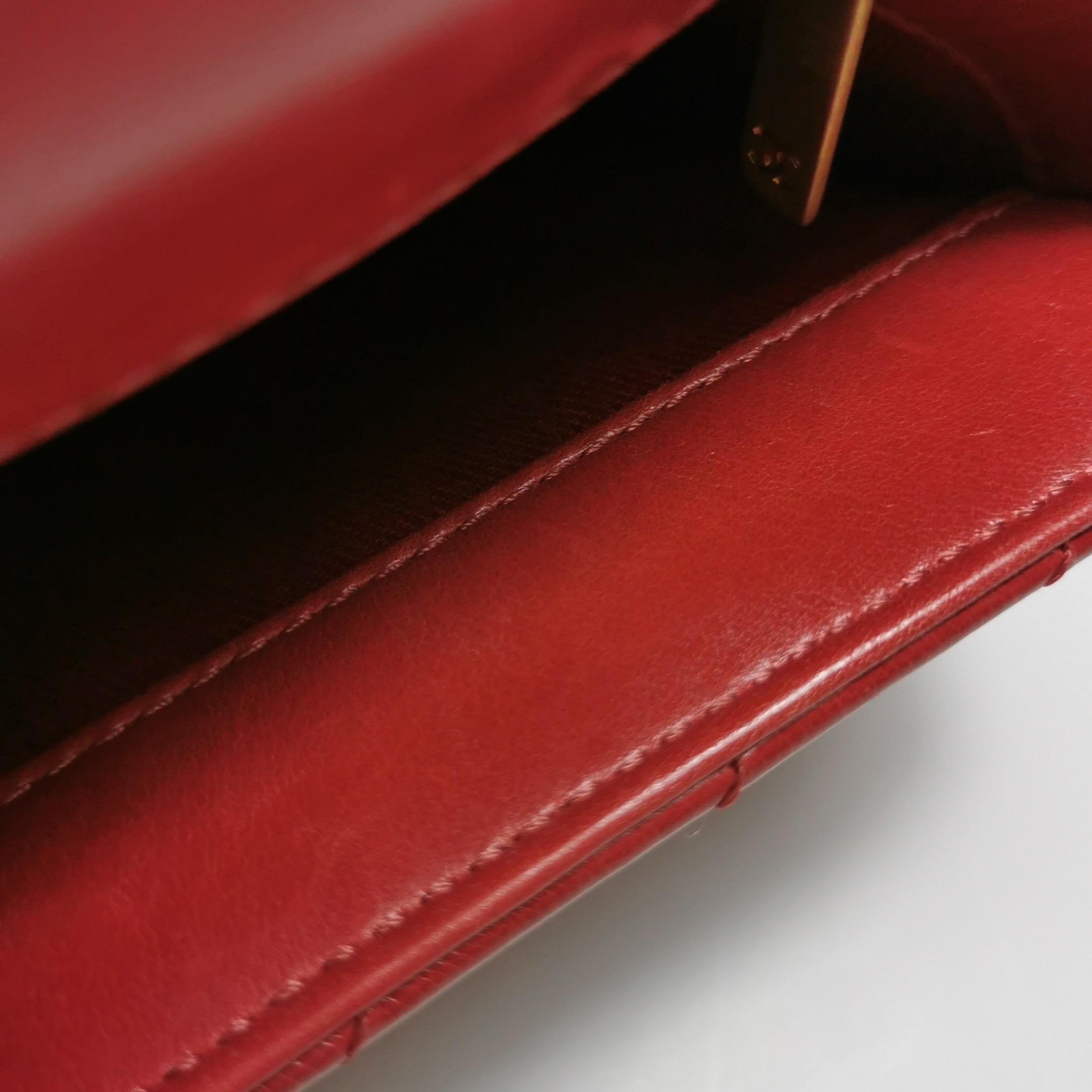 Chanel Coco Handle Small in pelle di agnello rossa con cuciture Chevron e hardware dorato in vendita 5