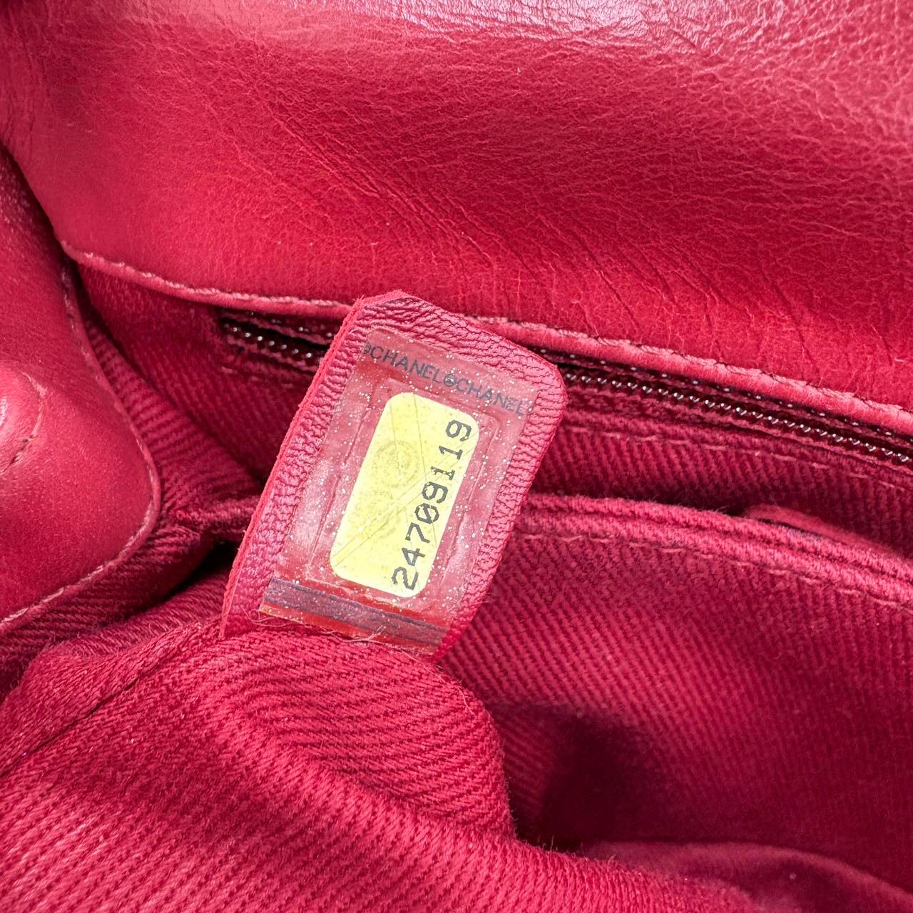 Chanel Coco Handle Small in pelle di agnello rossa con cuciture Chevron e hardware dorato in vendita 6