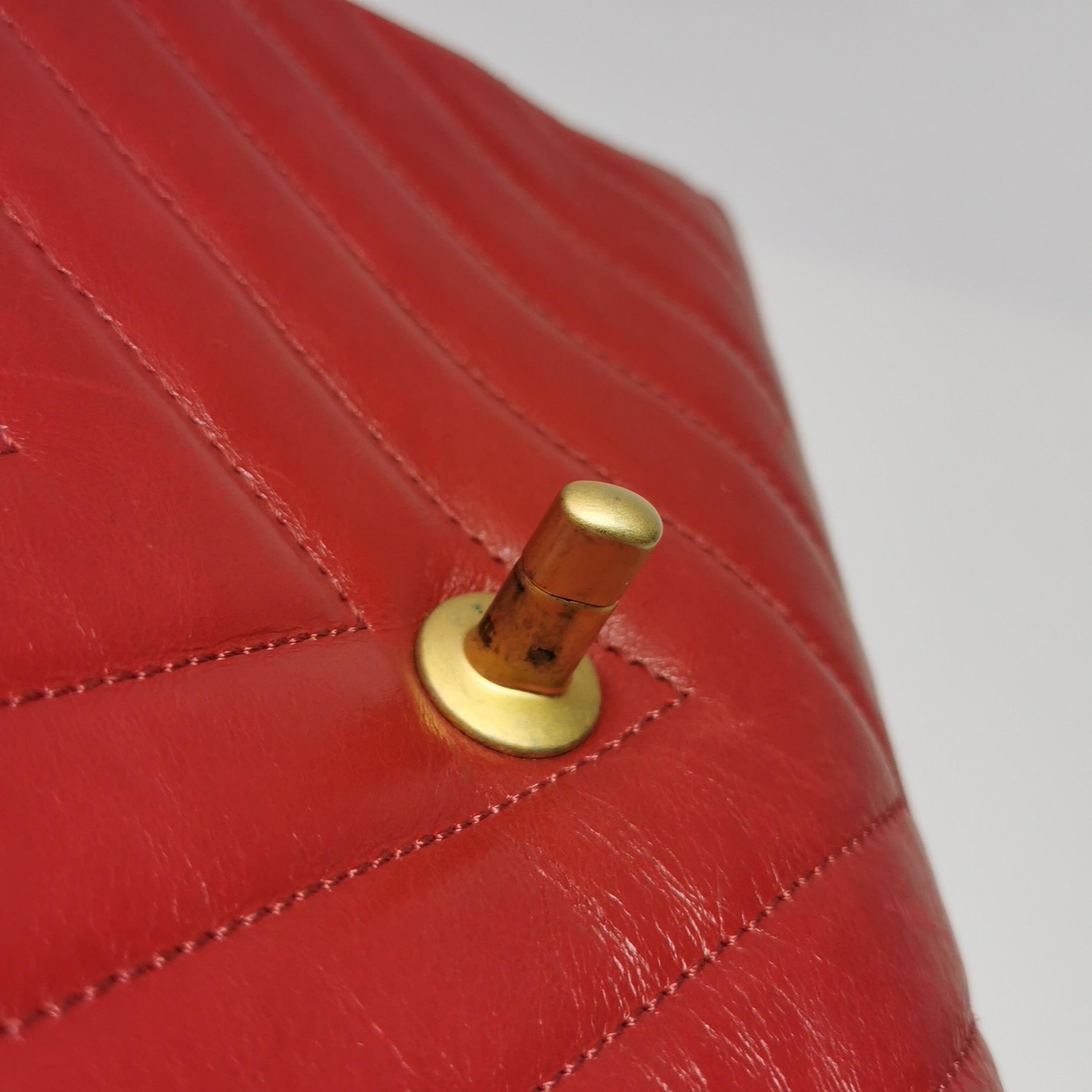 Chanel Coco Handle Small in pelle di agnello rossa con cuciture Chevron e hardware dorato in vendita 8