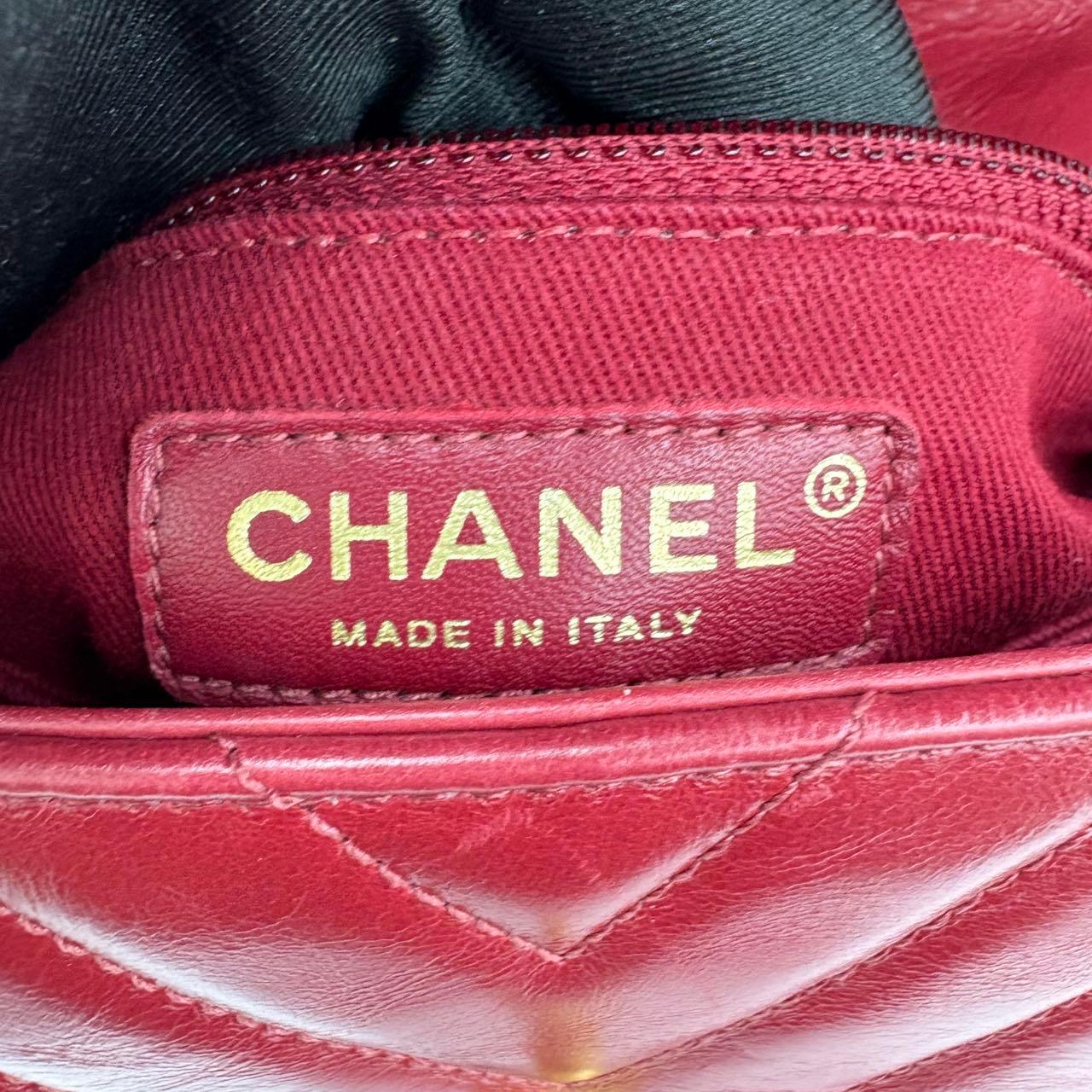 Chanel Coco Handle Small in pelle di agnello rossa con cuciture Chevron e hardware dorato in vendita 8