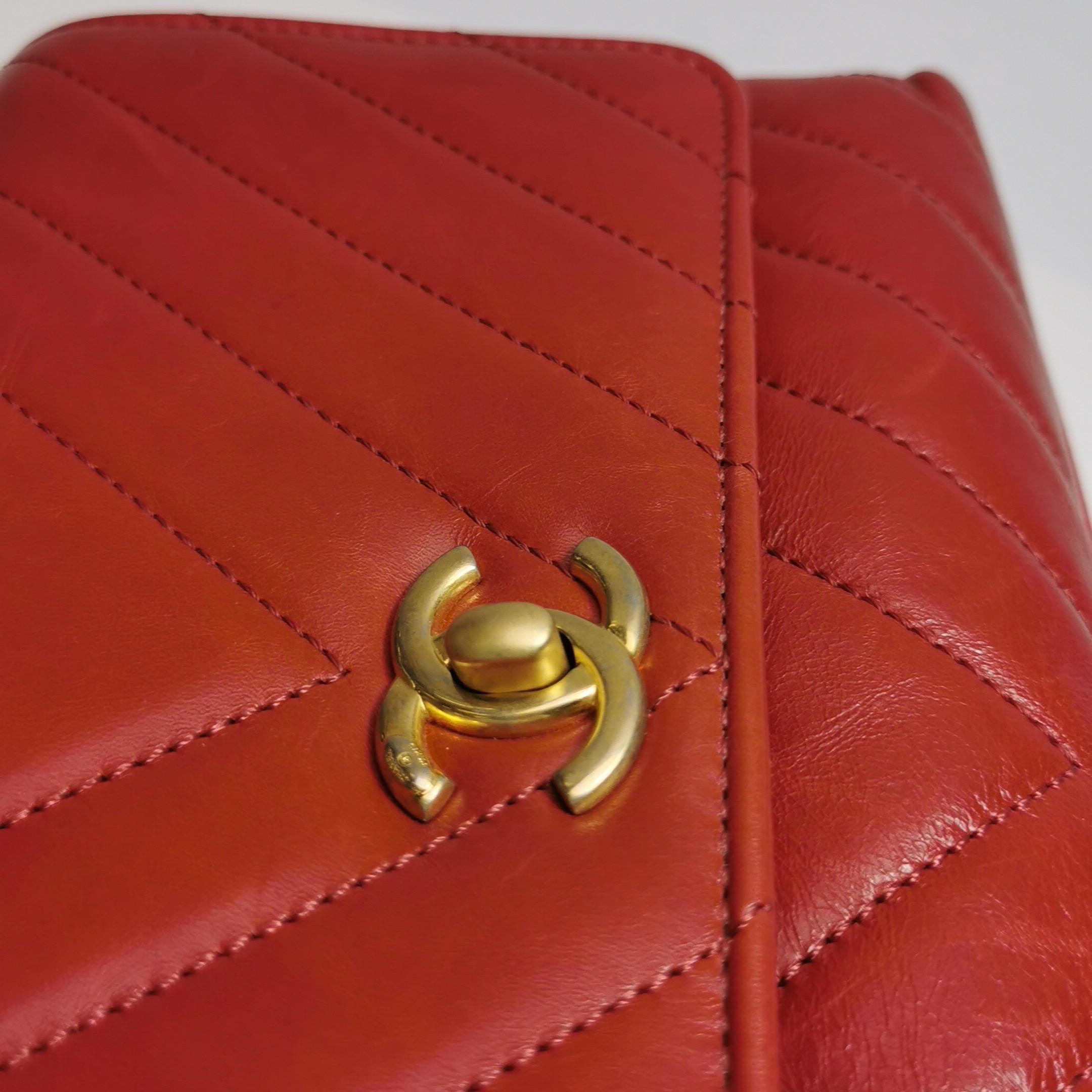 Chanel Coco Handle Small in pelle di agnello rossa con cuciture Chevron e hardware dorato in vendita 9