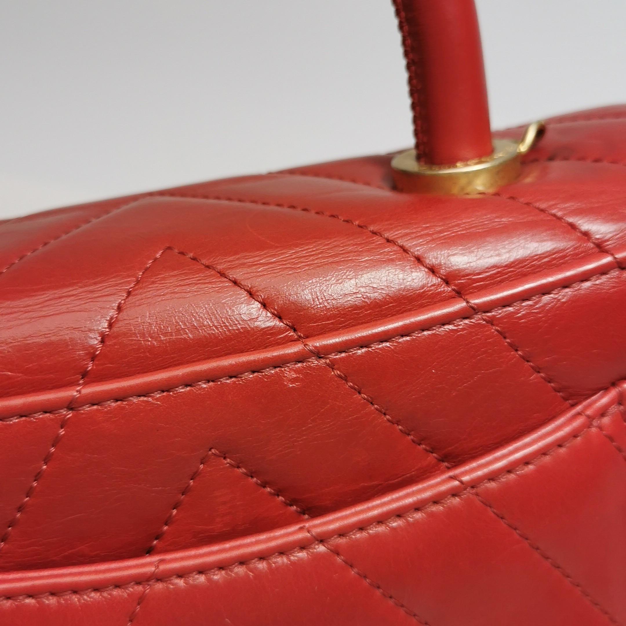Chanel Coco Handle Small in pelle di agnello rossa con cuciture Chevron e hardware dorato in vendita 11