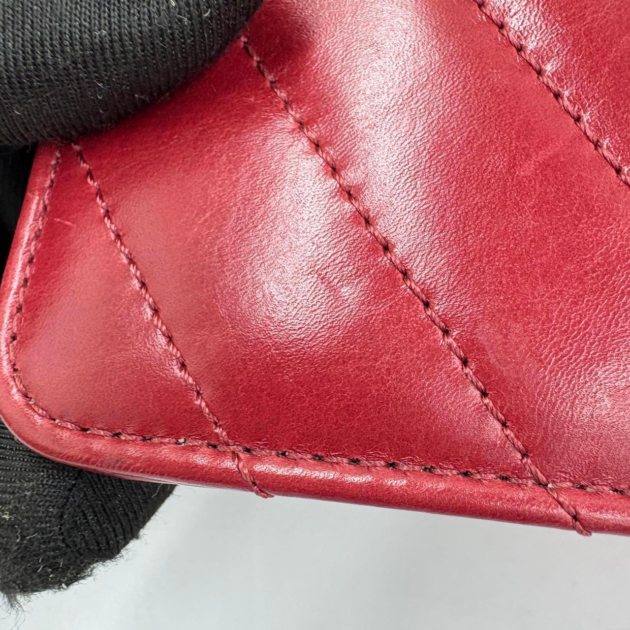 Chanel Coco Handle Small in pelle di agnello rossa con cuciture Chevron e hardware dorato in vendita 11