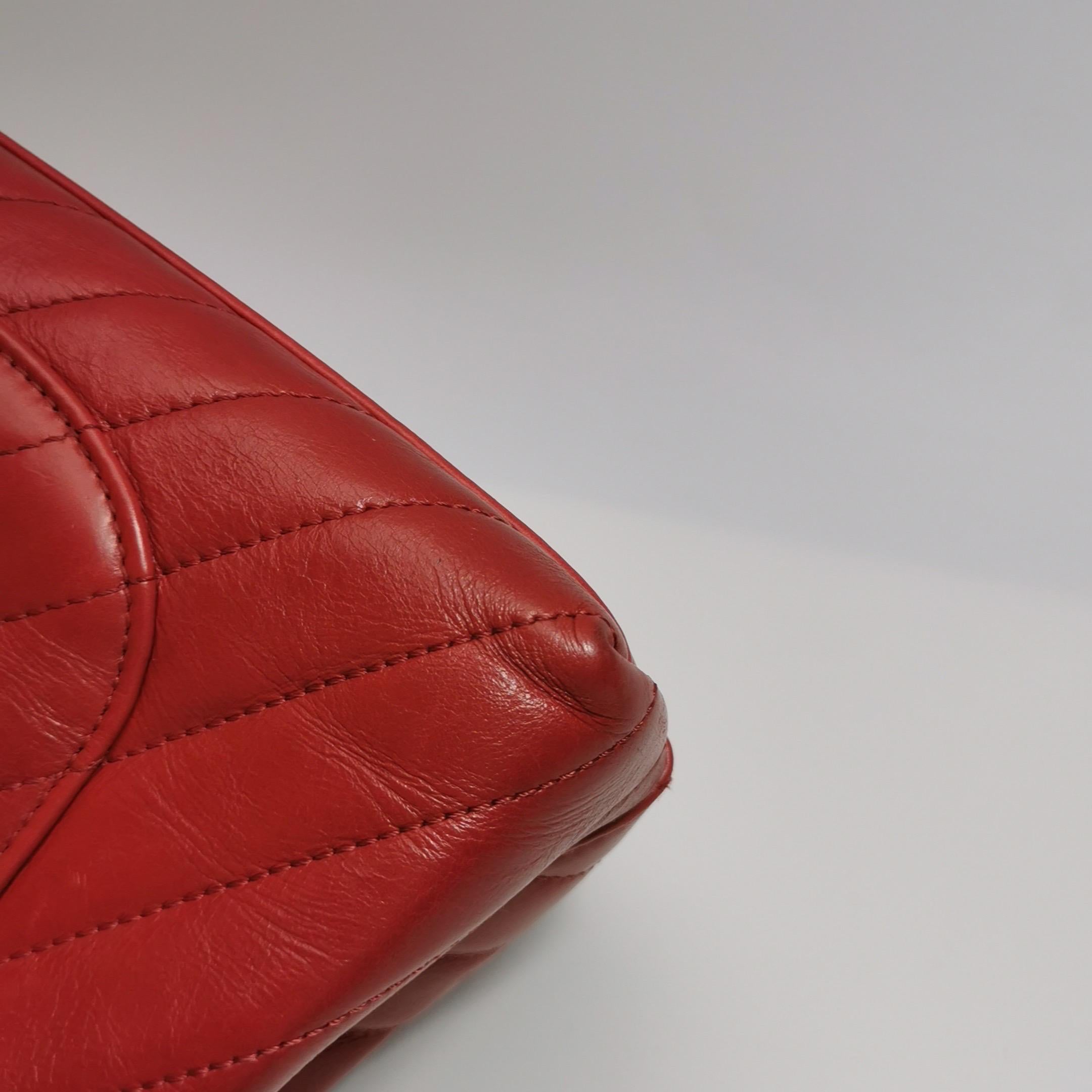 Chanel Coco Handle Small in pelle di agnello rossa con cuciture Chevron e hardware dorato in vendita 12