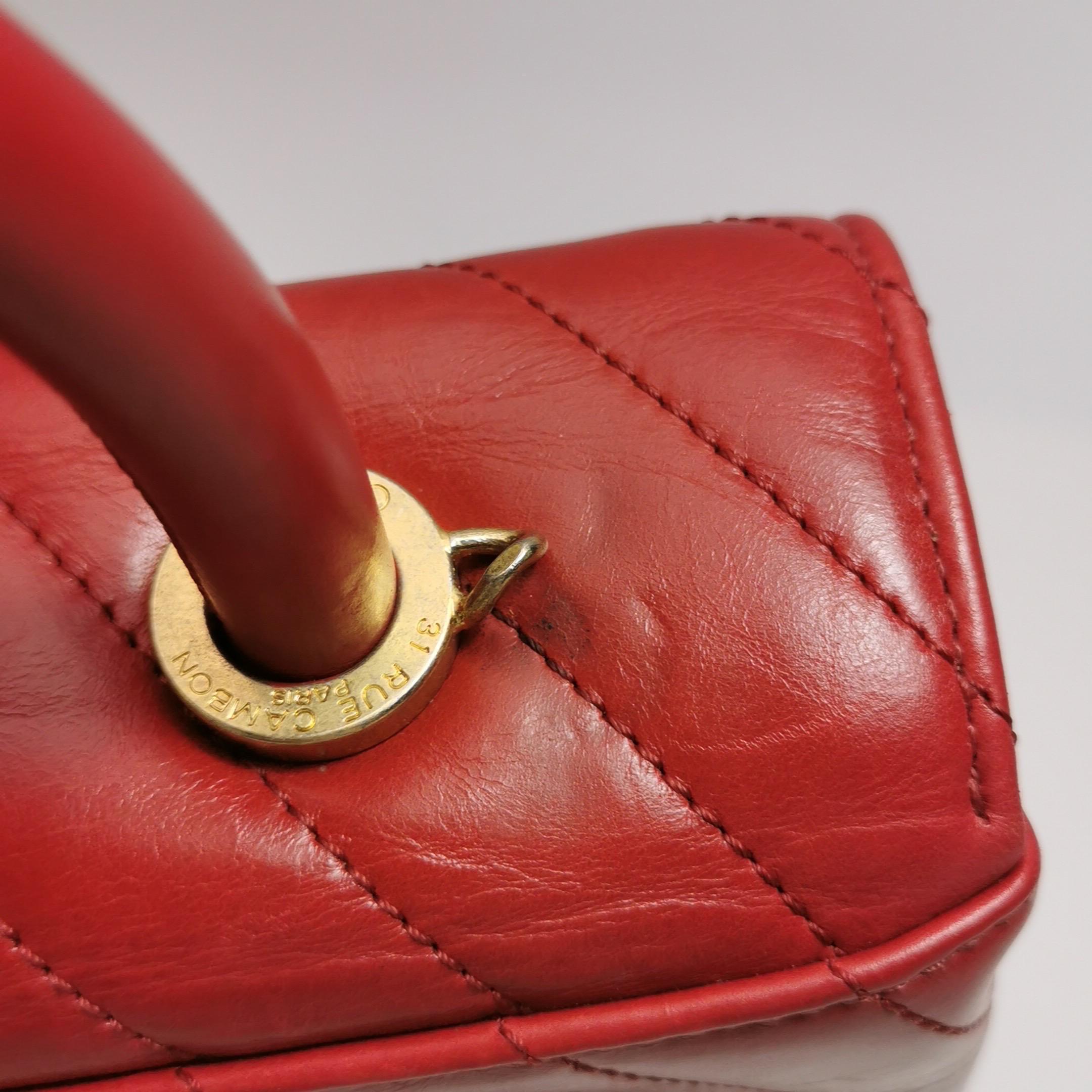 Chanel Coco Handle Small in pelle di agnello rossa con cuciture Chevron e hardware dorato in vendita 13