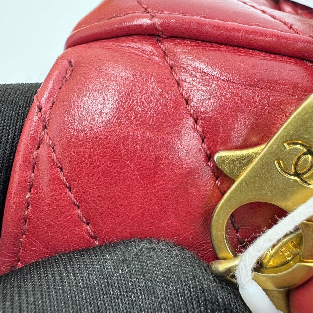 Chanel Coco Handle Small in pelle di agnello rossa con cuciture Chevron e hardware dorato in vendita 13