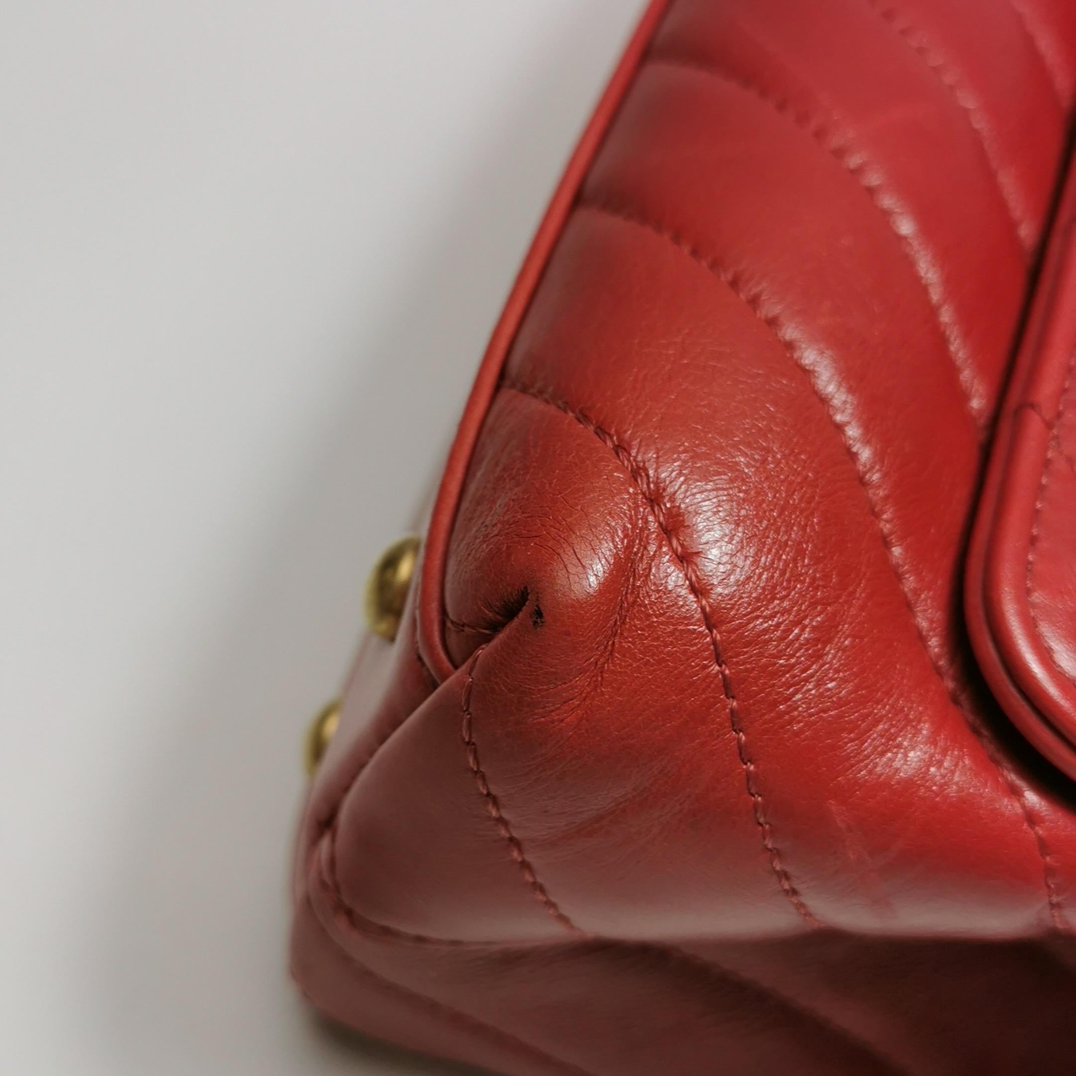 Chanel Coco Handle Small in pelle di agnello rossa con cuciture Chevron e hardware dorato in vendita 14