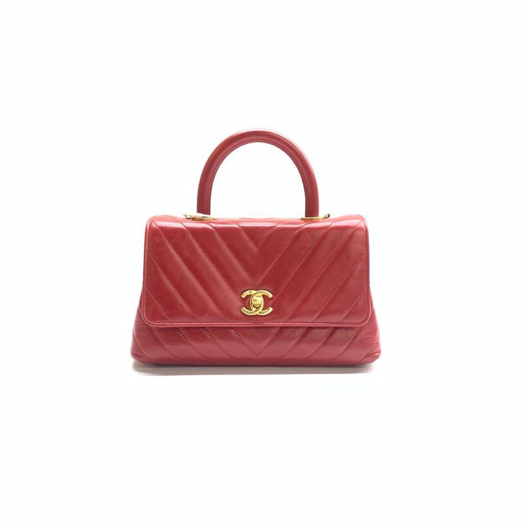 CONDIZIONE: ECCELLENTE

Leggeri sfregamenti intorno agli angoli, al cinturino, alla patta e graffi all'hardware. Leggeri graffi alla pelle. 

DETTAGLI:

2017-18
Serie 24
Chanel 
Maniglia Coco
Pelle di agnello
Colore: rosso
Colore hardware: