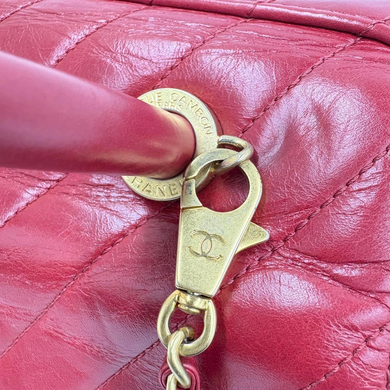 Chanel Coco Handle Small in pelle di agnello rossa con cuciture Chevron e hardware dorato in vendita 15