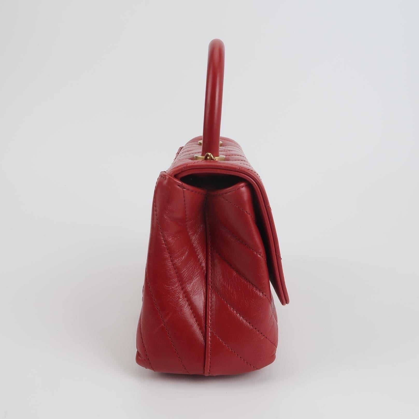 Rosso Chanel Coco Handle Small in pelle di agnello rossa con cuciture Chevron e hardware dorato in vendita