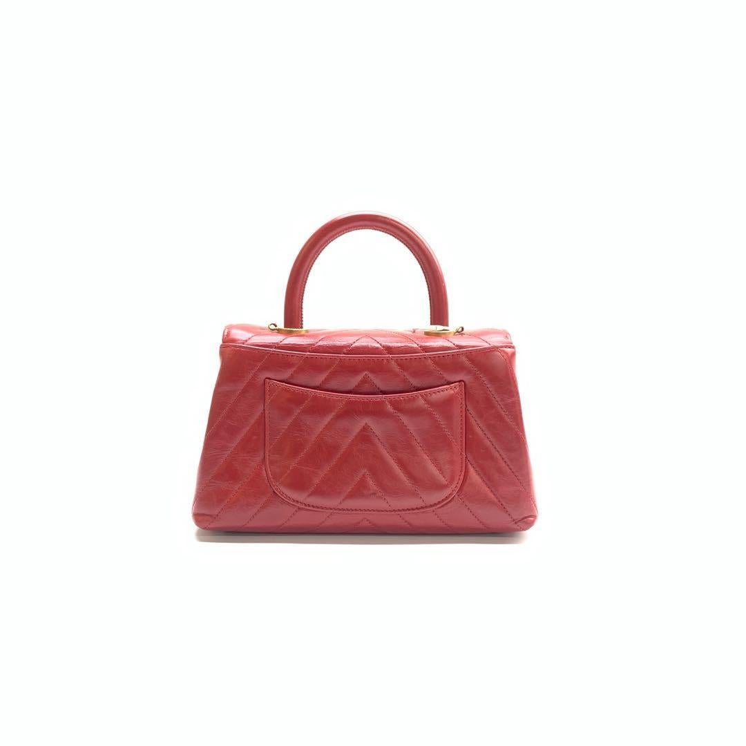 Marrone Chanel Coco Handle Small in pelle di agnello rossa con cuciture Chevron e hardware dorato in vendita