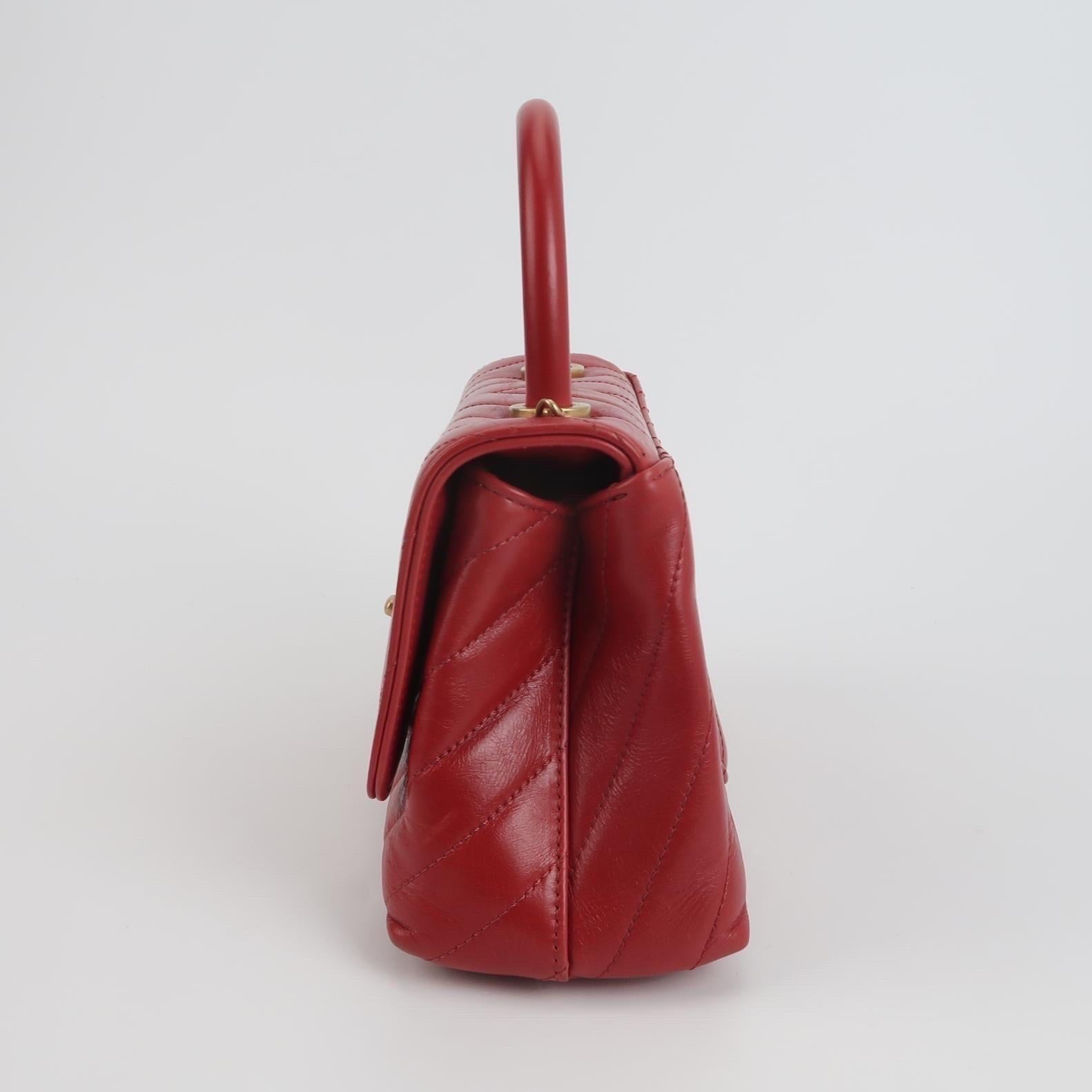 Chanel Coco Handle Small in pelle di agnello rossa con cuciture Chevron e hardware dorato In condizioni ottime in vendita a AUBERVILLIERS, FR