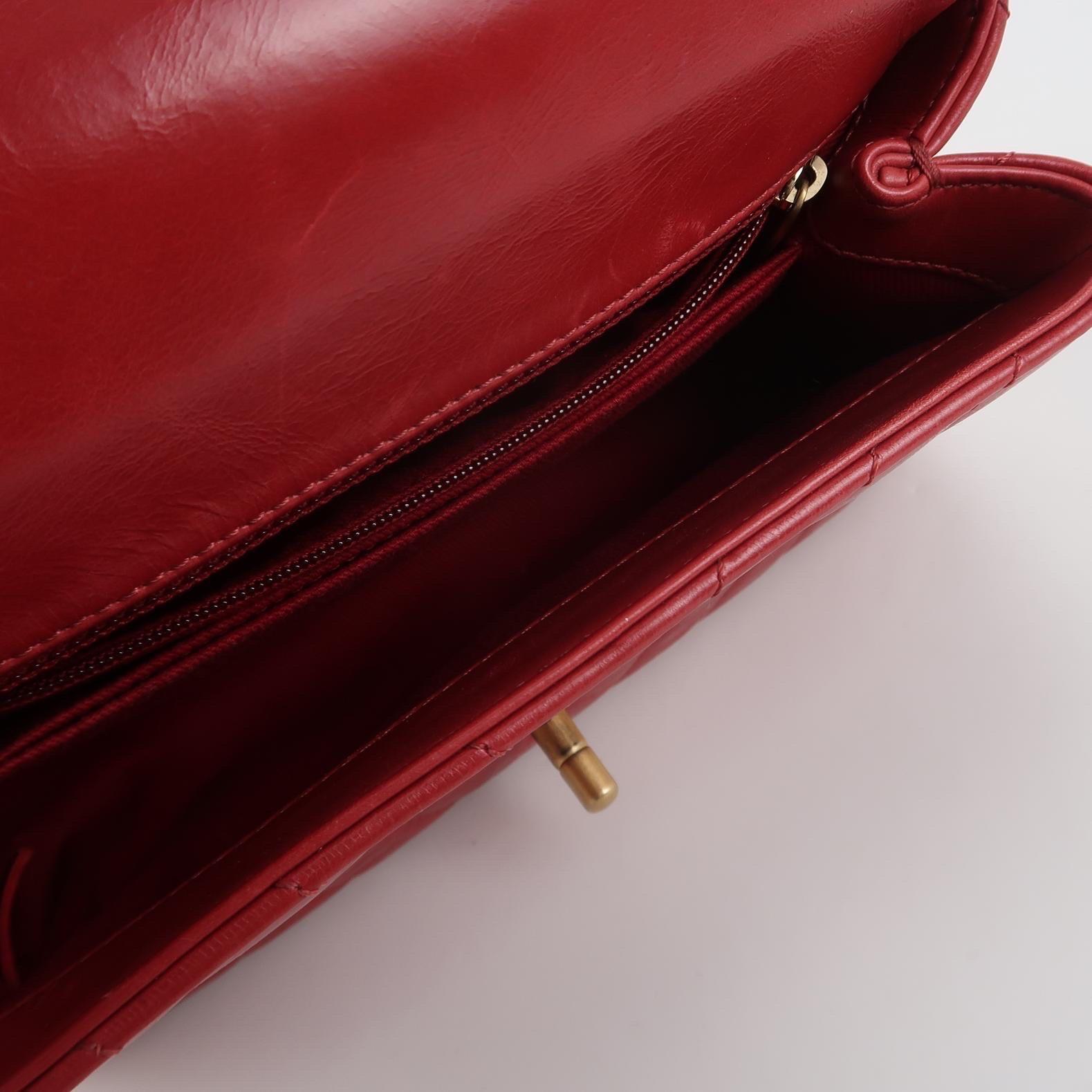 Donna Chanel Coco Handle Small in pelle di agnello rossa con cuciture Chevron e hardware dorato in vendita