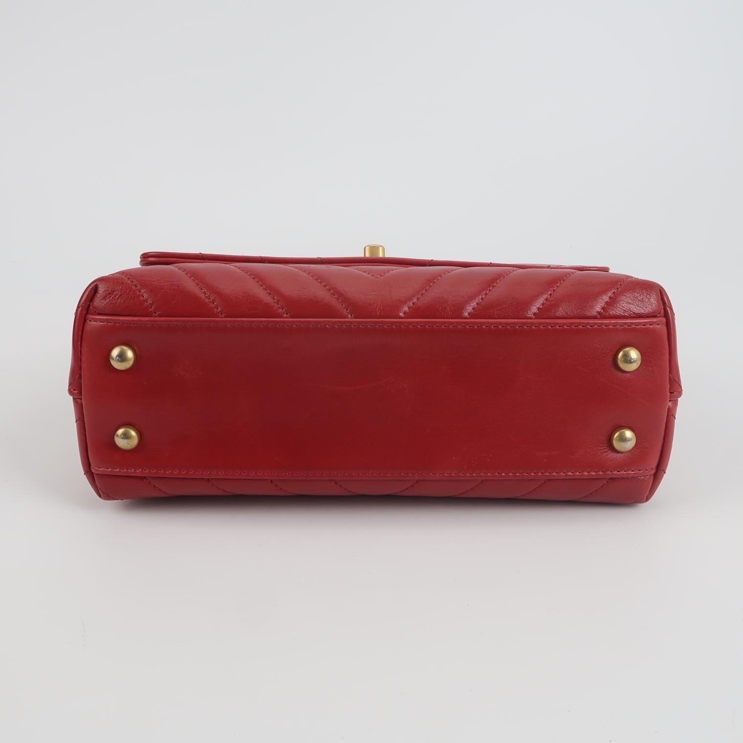 Chanel Coco Handle Small in pelle di agnello rossa con cuciture Chevron e hardware dorato in vendita 1