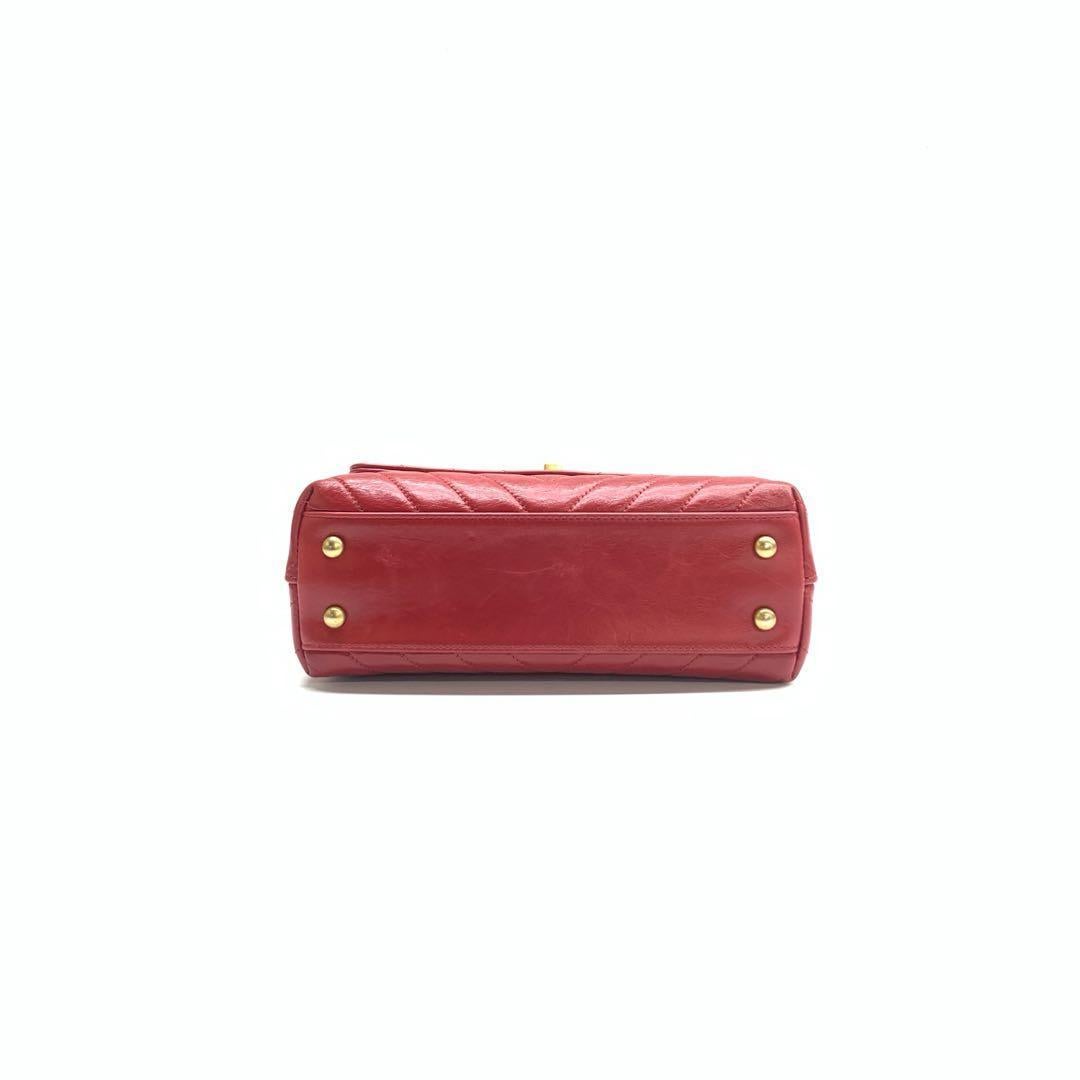 Chanel Coco Handle Small in pelle di agnello rossa con cuciture Chevron e hardware dorato in vendita 1