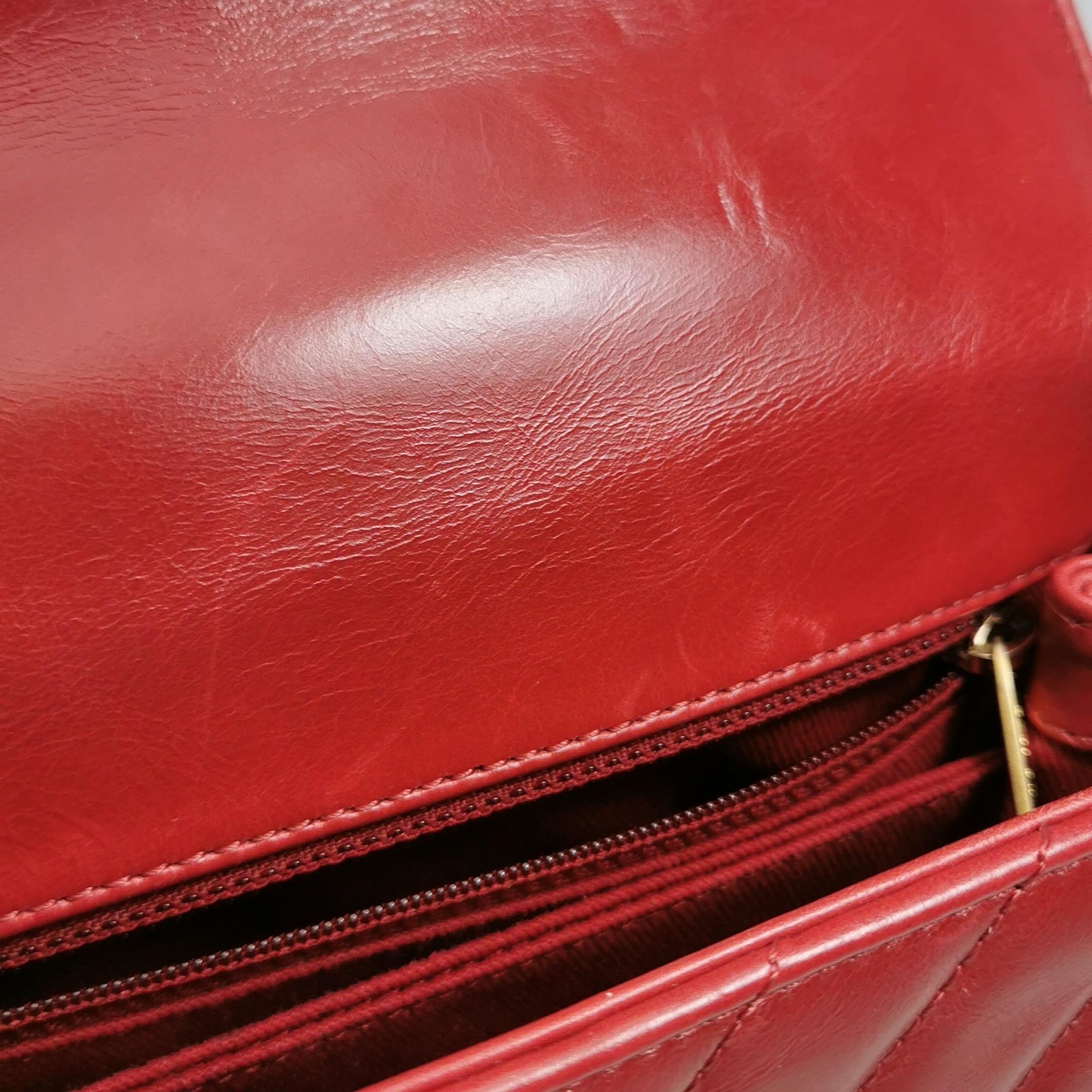 Chanel Coco Handle Small in pelle di agnello rossa con cuciture Chevron e hardware dorato in vendita 2