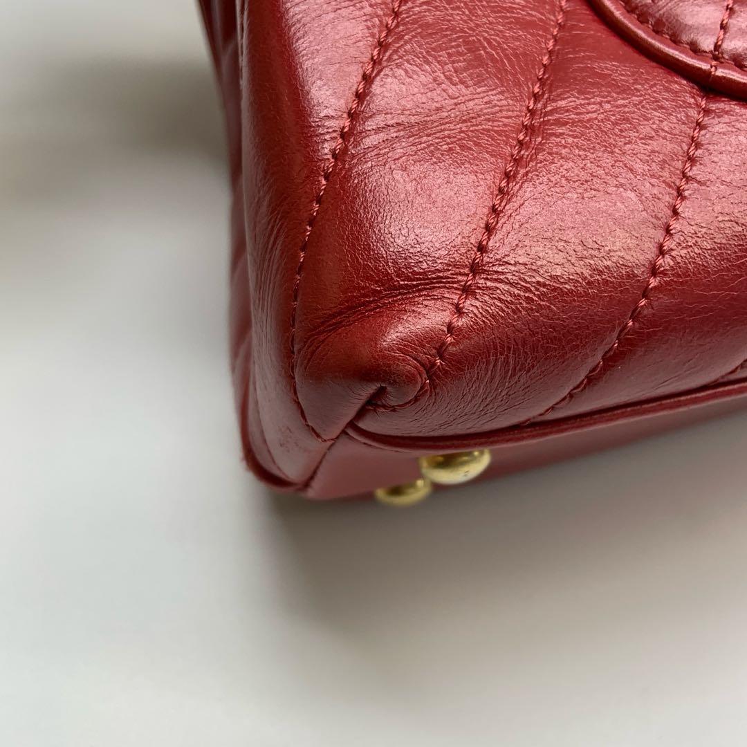 Chanel Coco Handle Small in pelle di agnello rossa con cuciture Chevron e hardware dorato in vendita 2