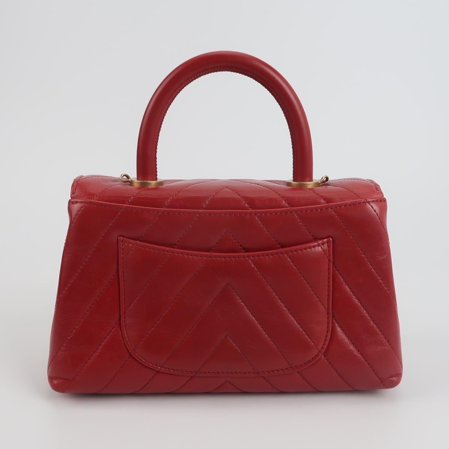 Chanel Coco Handle Small in pelle di agnello rossa con cuciture Chevron e hardware dorato in vendita 3