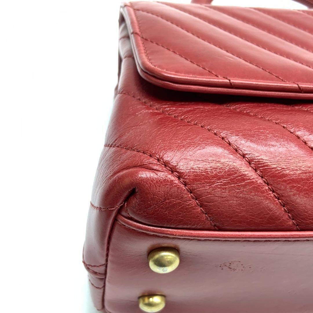 Chanel Coco Handle Small in pelle di agnello rossa con cuciture Chevron e hardware dorato in vendita 3