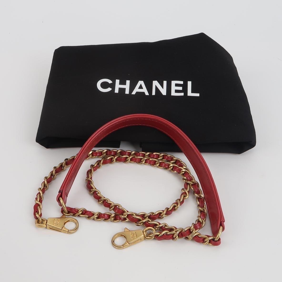 Chanel Coco Handle Small in pelle di agnello rossa con cuciture Chevron e hardware dorato in vendita 4