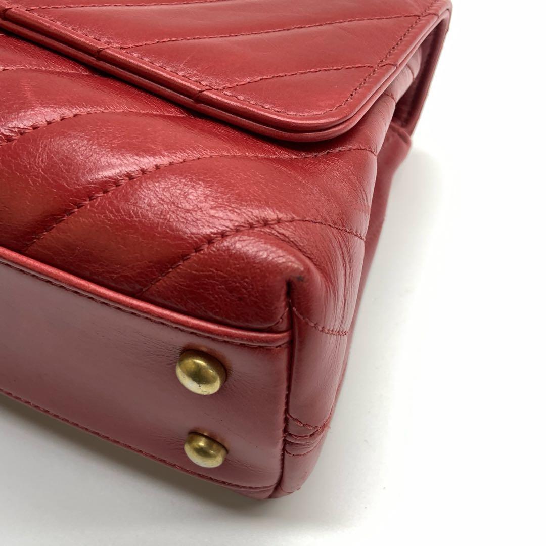 Chanel Coco Handle Small in pelle di agnello rossa con cuciture Chevron e hardware dorato in vendita 4