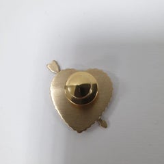 Épingle de revers en perles d'or et émail de Chanel "COCO" avec cœur