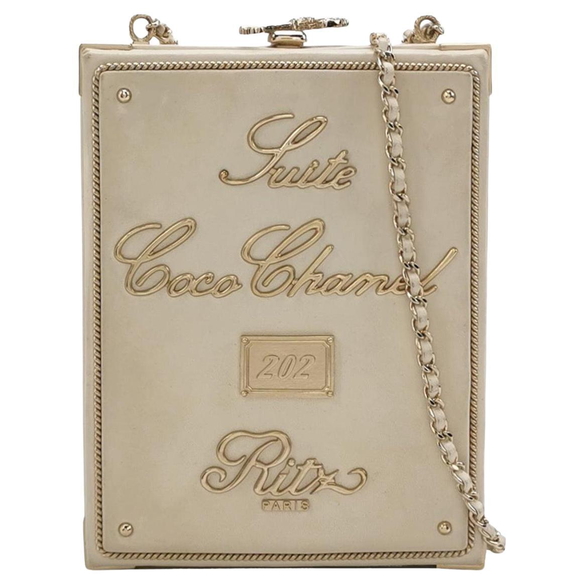 Chanel Coco in Ritz Key Card Minaudiere Limited Edition Creme weißes Lammfell im Angebot